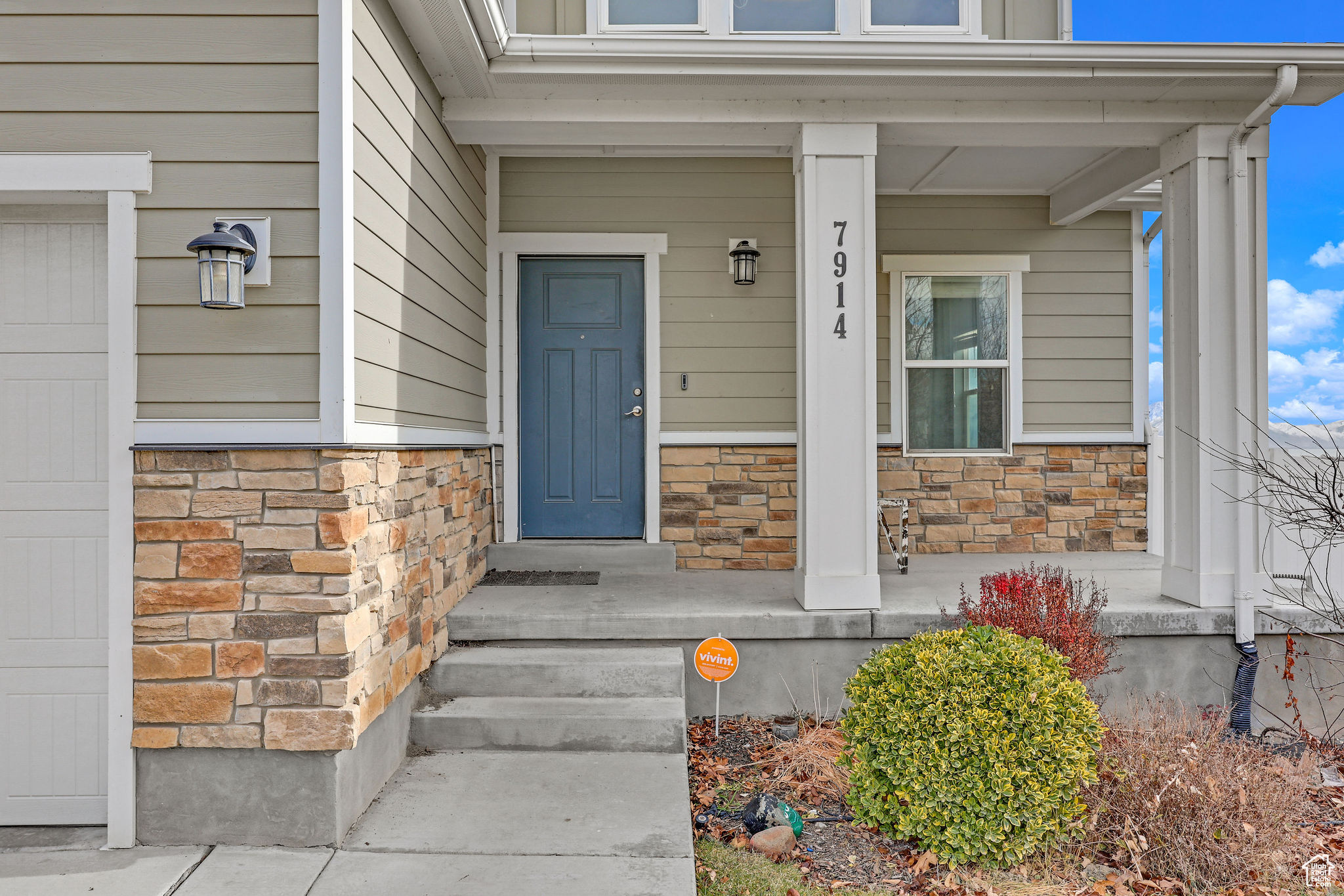 Doorway to property with a porch