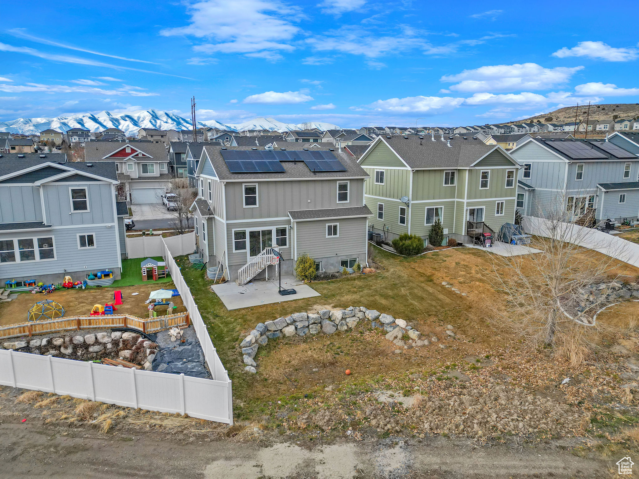 Birds eye view of property featuring a mountain view