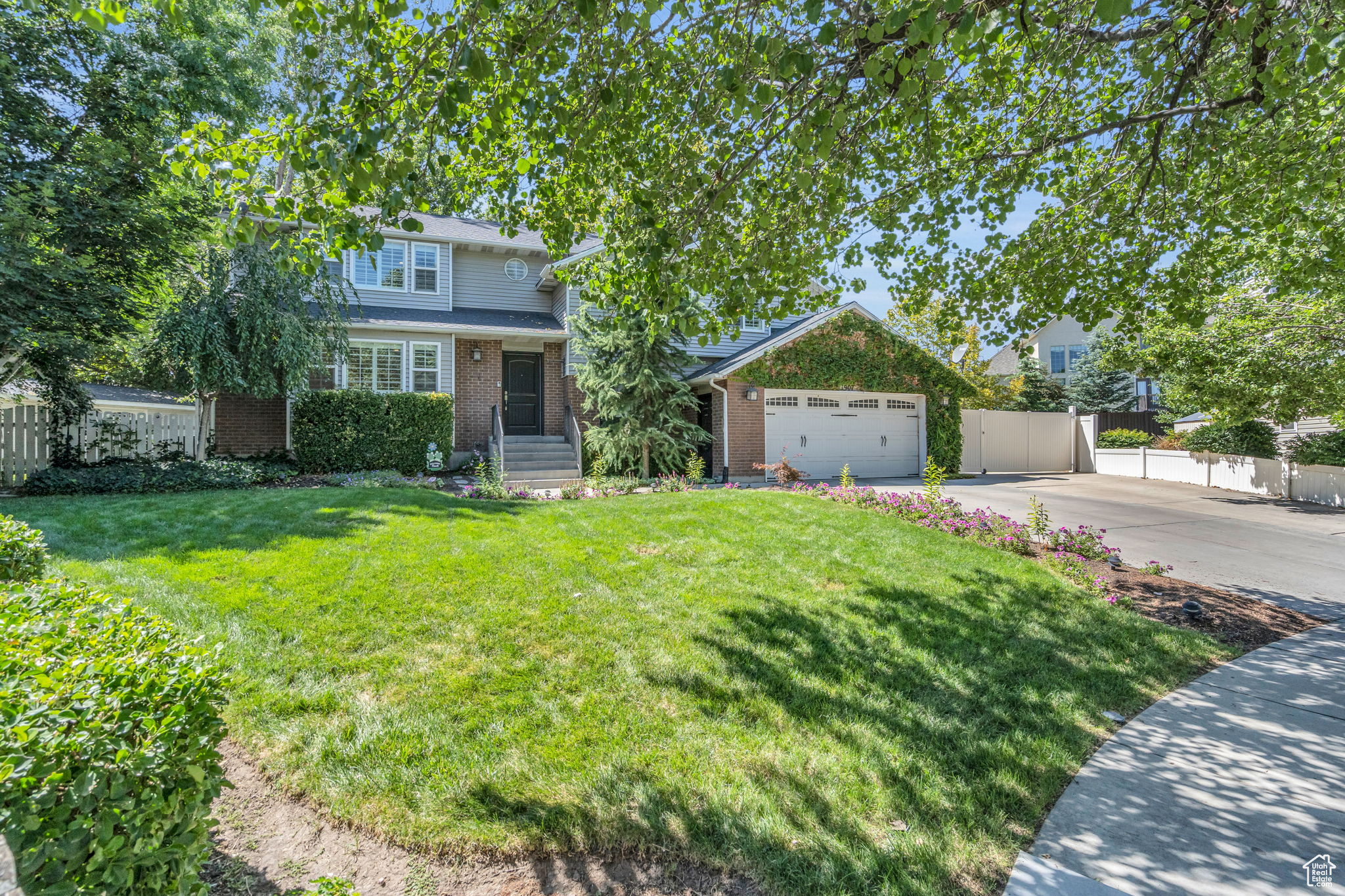 Front of property featuring a front lawn and a garage