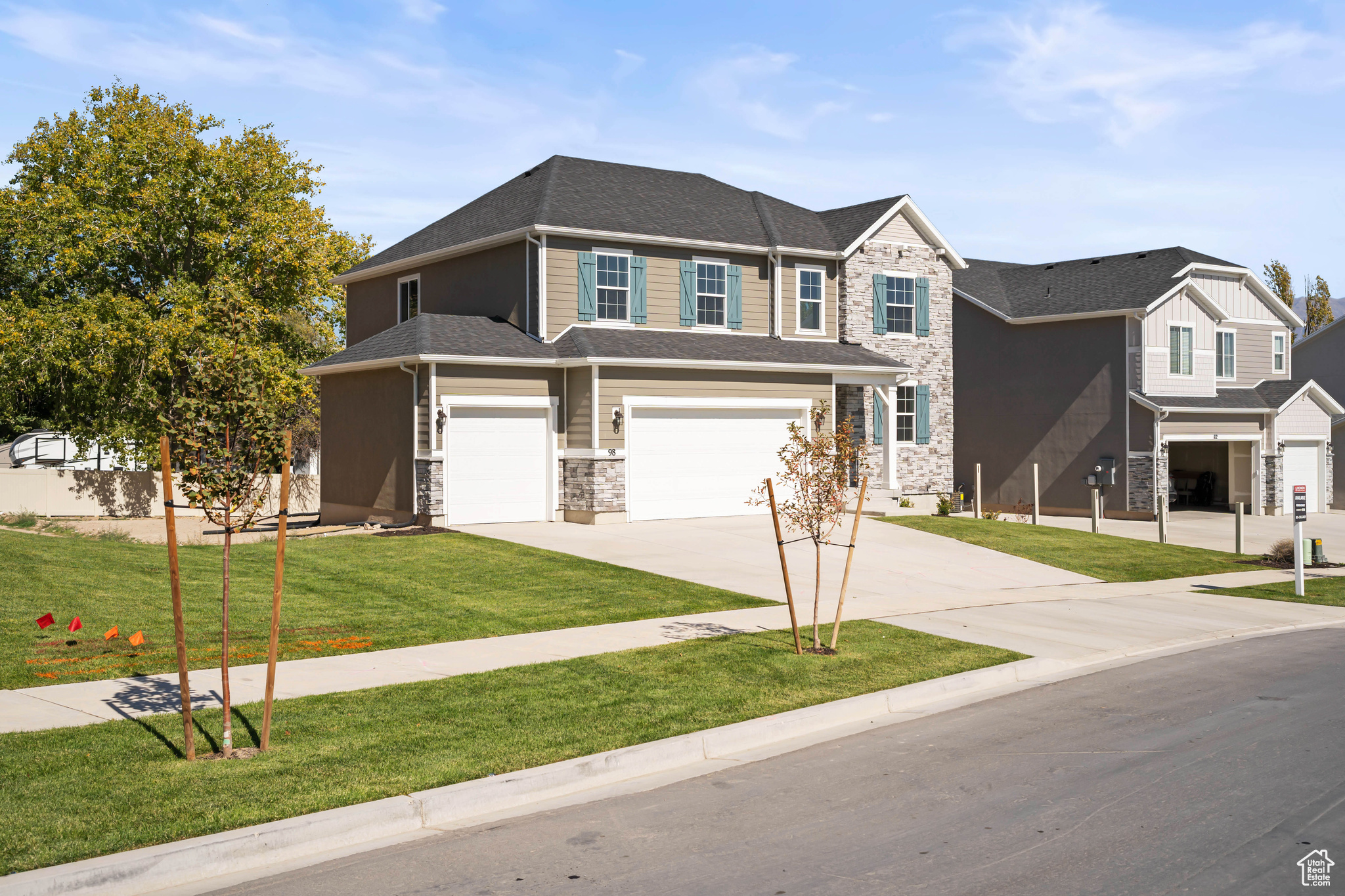 View of front facade featuring a front yard and a garage