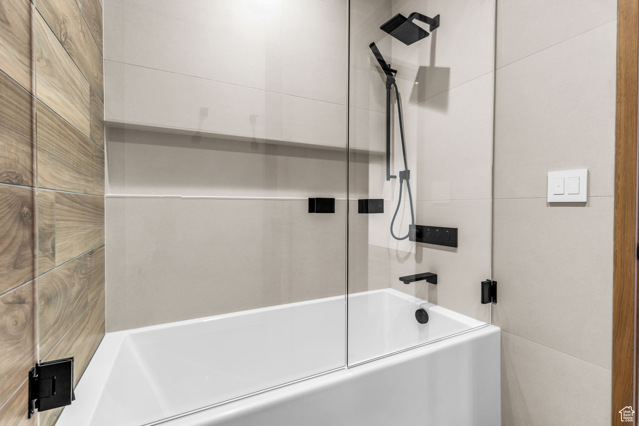 Bathroom with tiled shower / bath combo