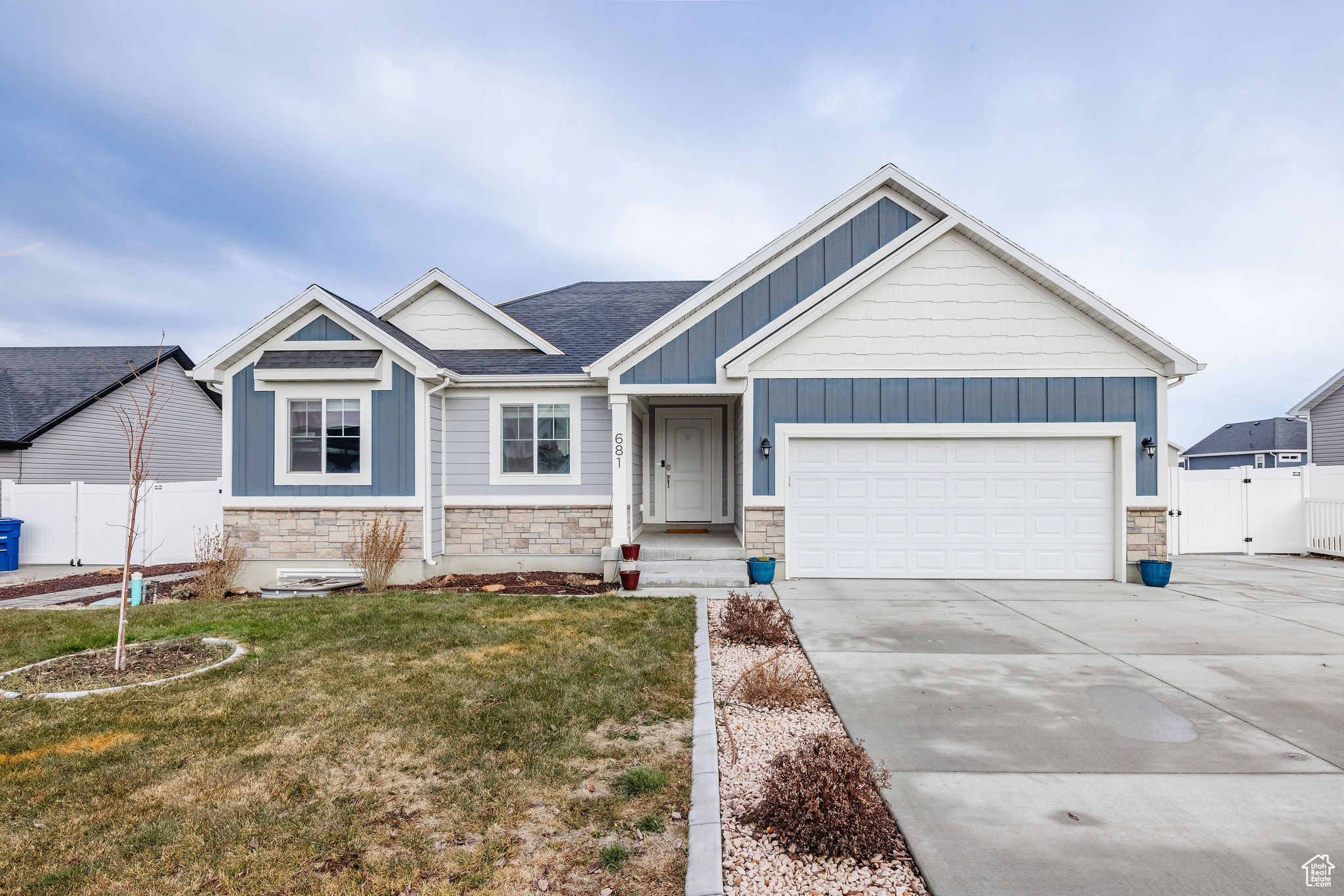 Craftsman house featuring a front lawn and a garage