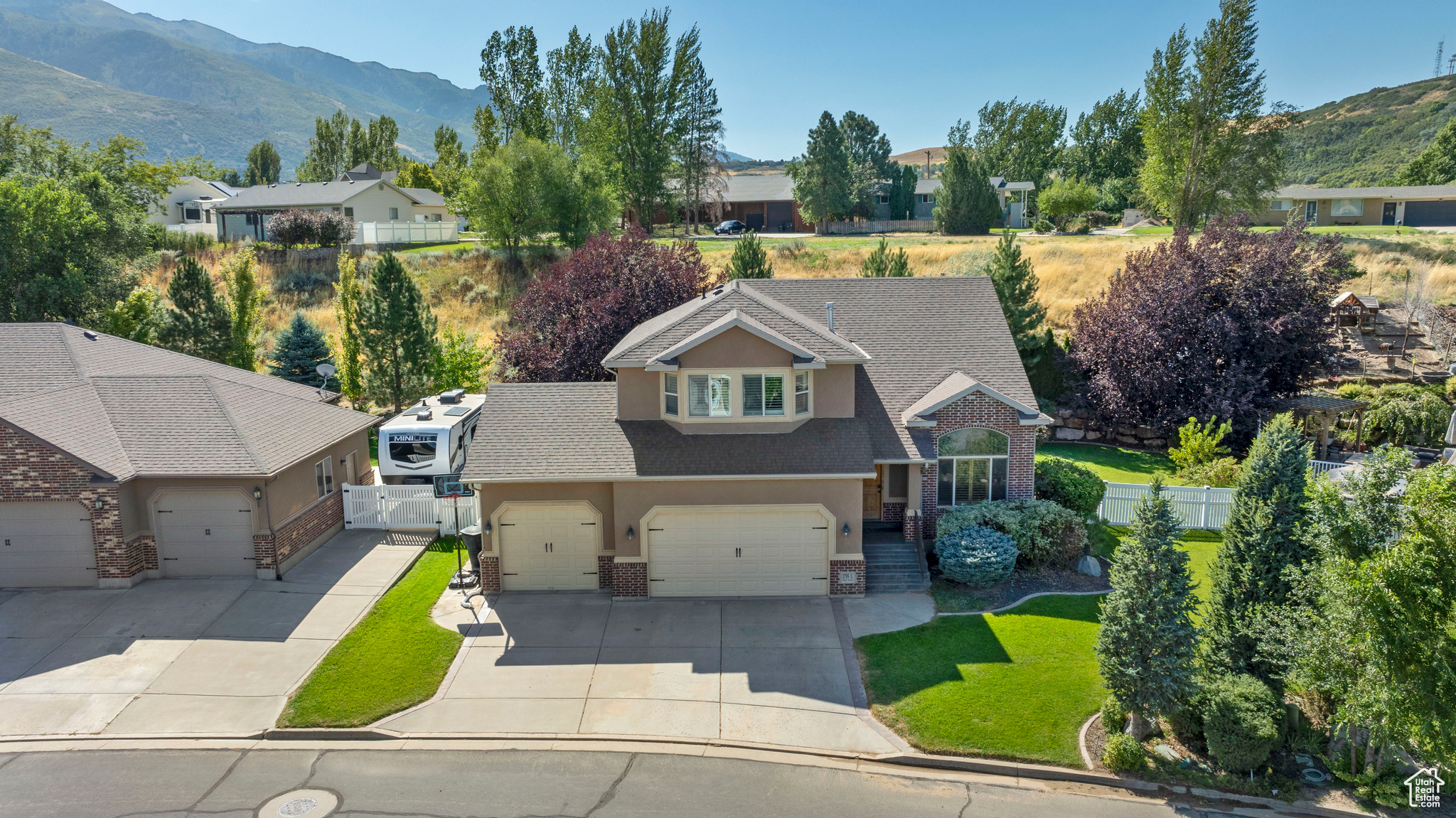 Bird's eye view featuring a mountain view