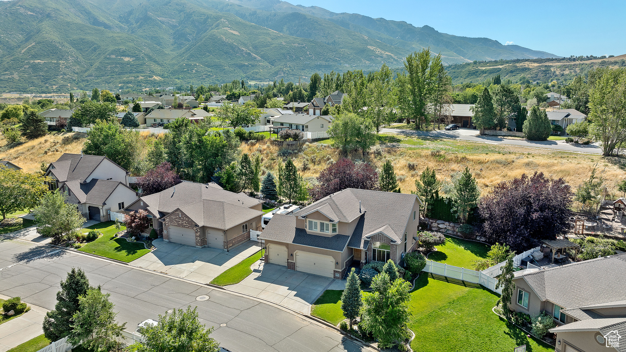 Bird's eye view with a mountain view