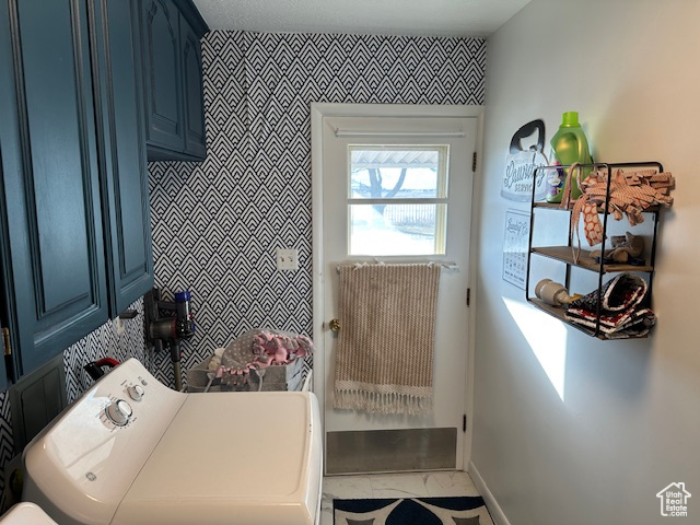 Laundry area with washer / dryer