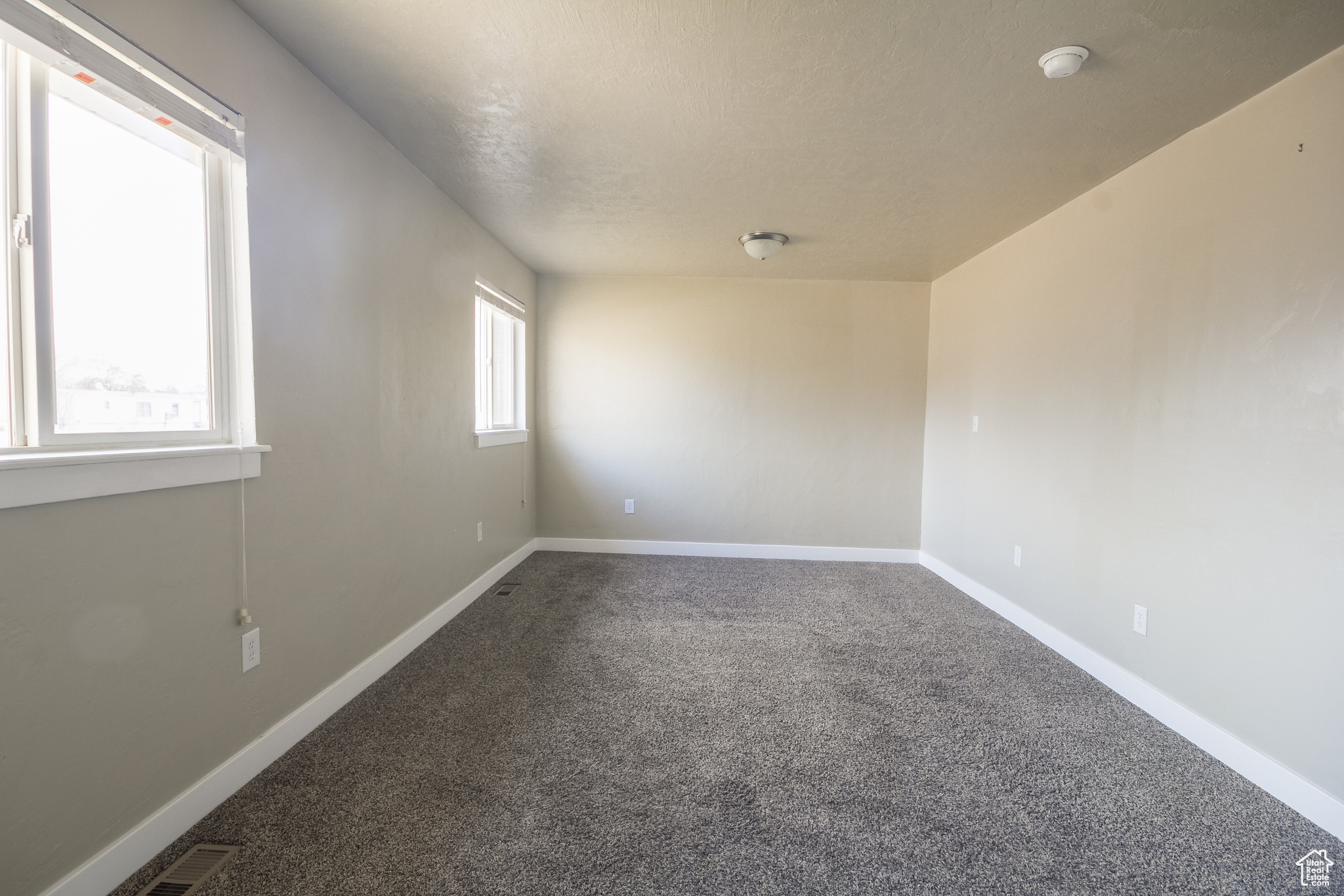 Unfurnished room featuring carpet