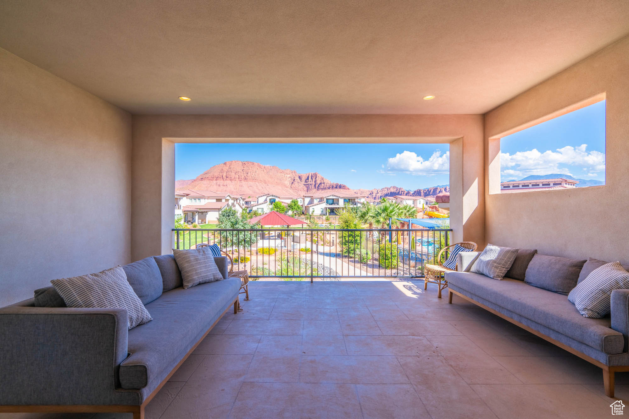 Balcony with a mountain view and an outdoor hangout area