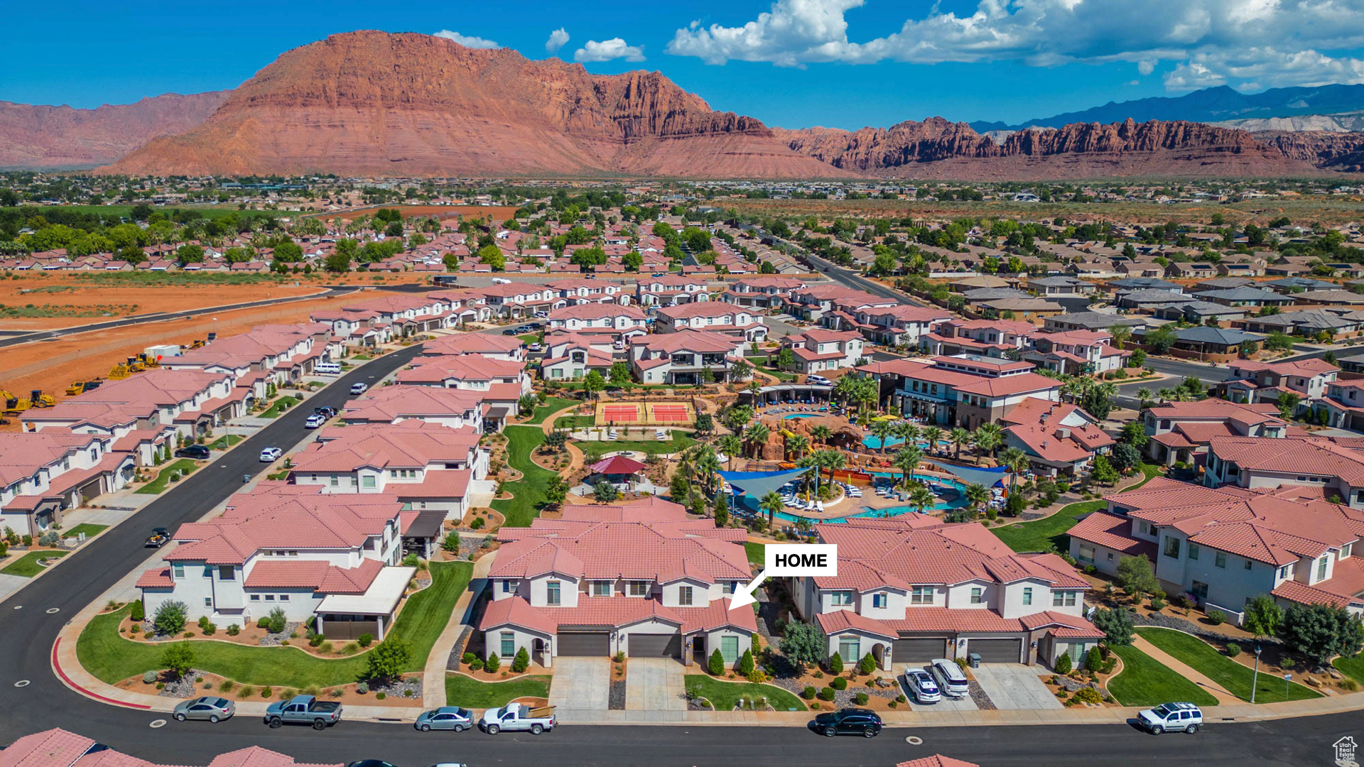 Aerial view with a mountain view