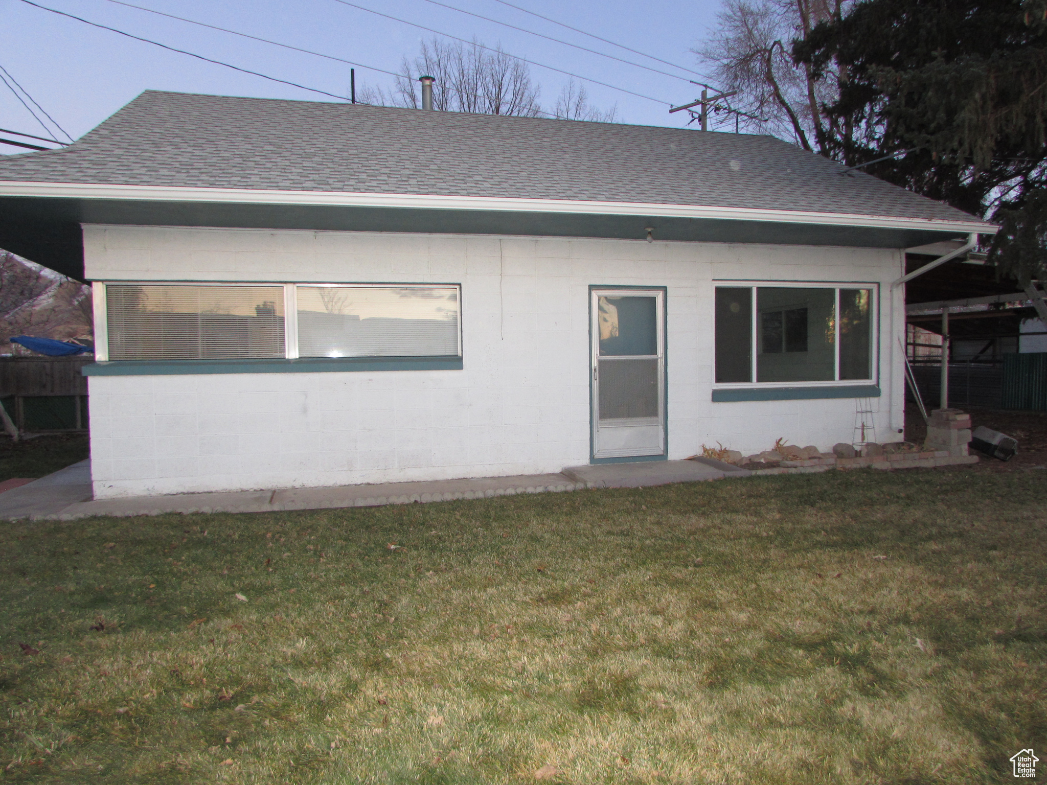 Apartment - with a front yard