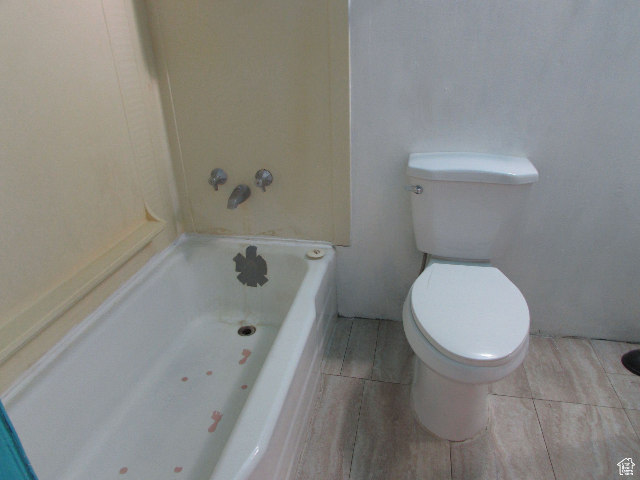 Apartment - Bathroom with a washtub and toilet