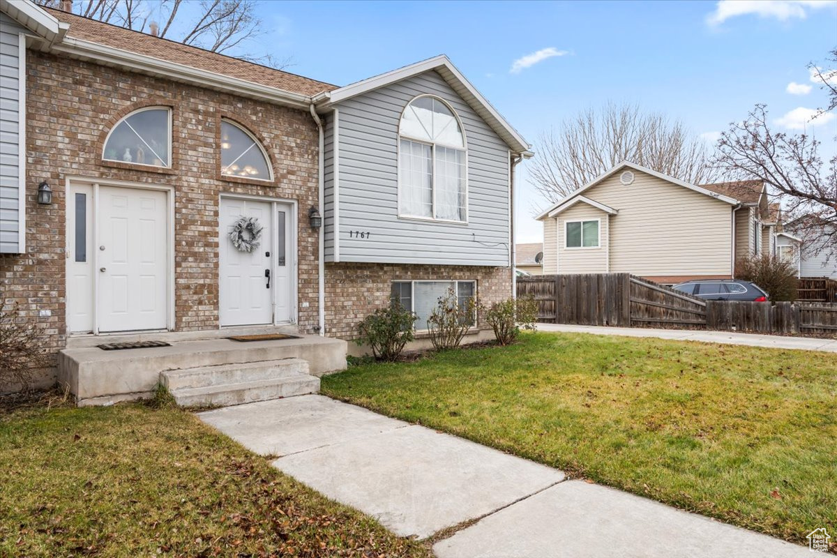 View of front facade with a front yard