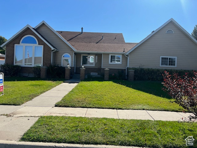 View of front facade with a front yard