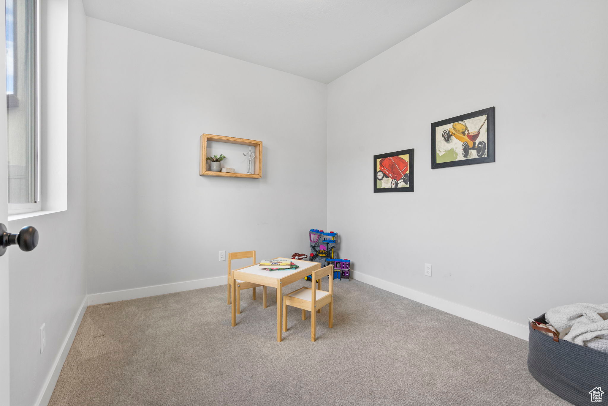 Recreation room with light colored carpet