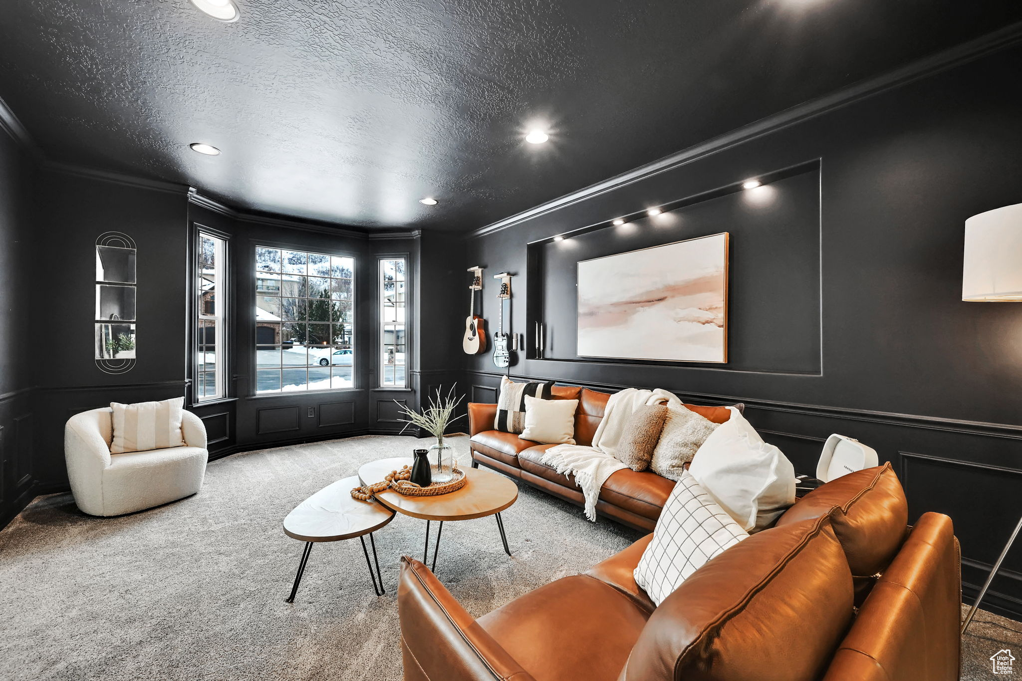 Living room featuring crown molding, carpet, and a textured ceiling