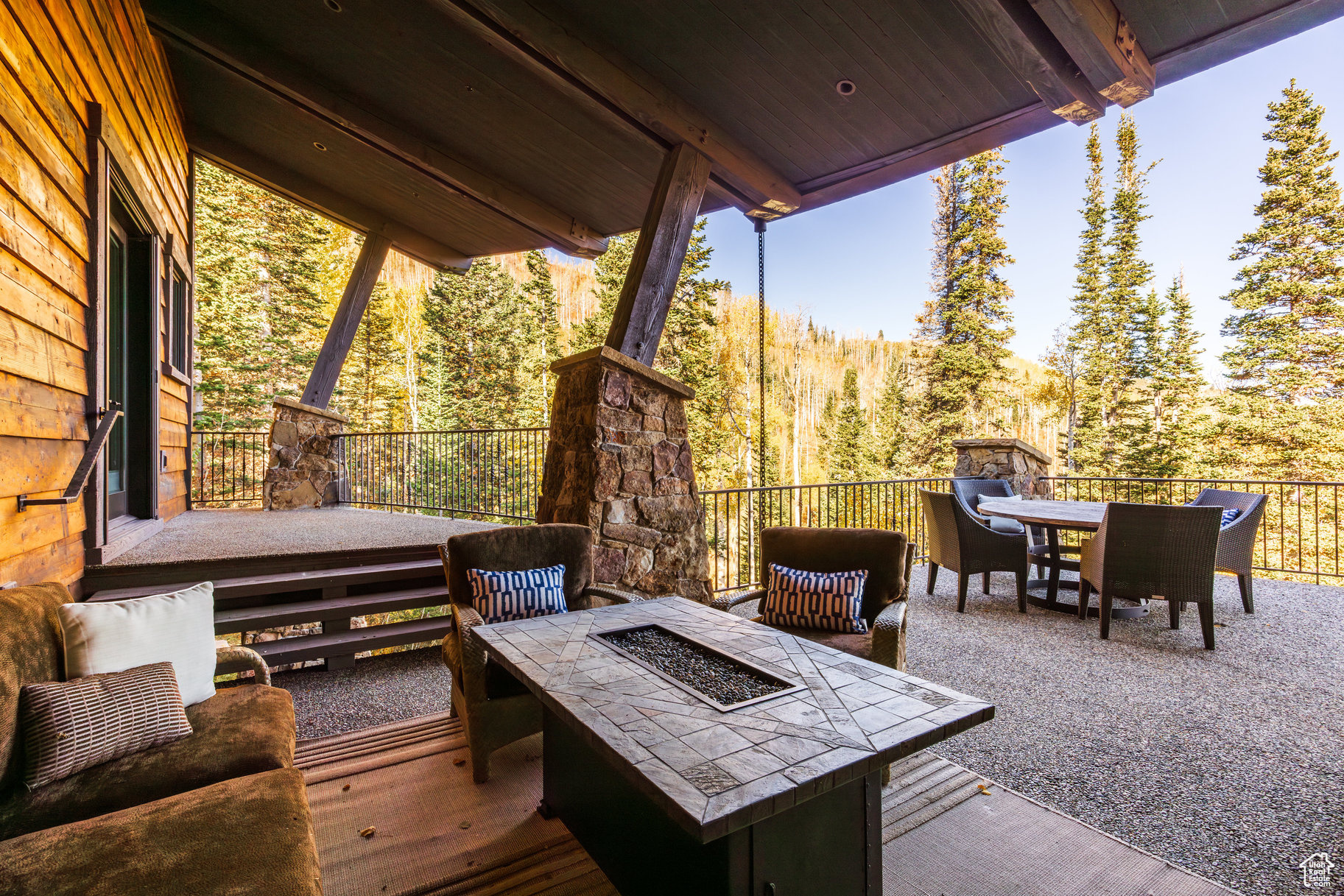 Wooden terrace with a patio and an outdoor fire pit