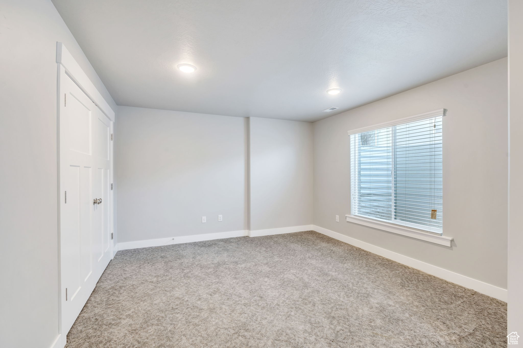 Spare room with carpet flooring