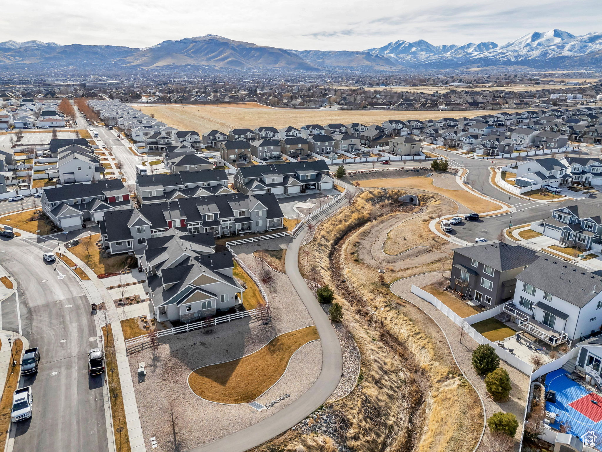 Aerial view with a mountain view