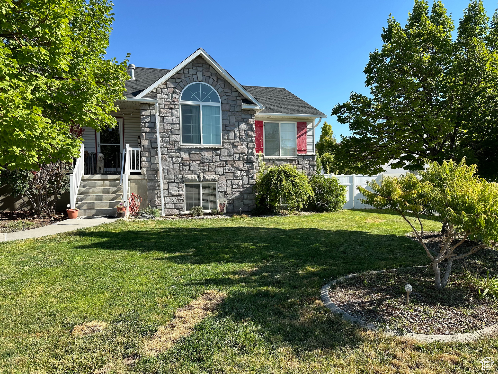 View of front of home featuring a front yard