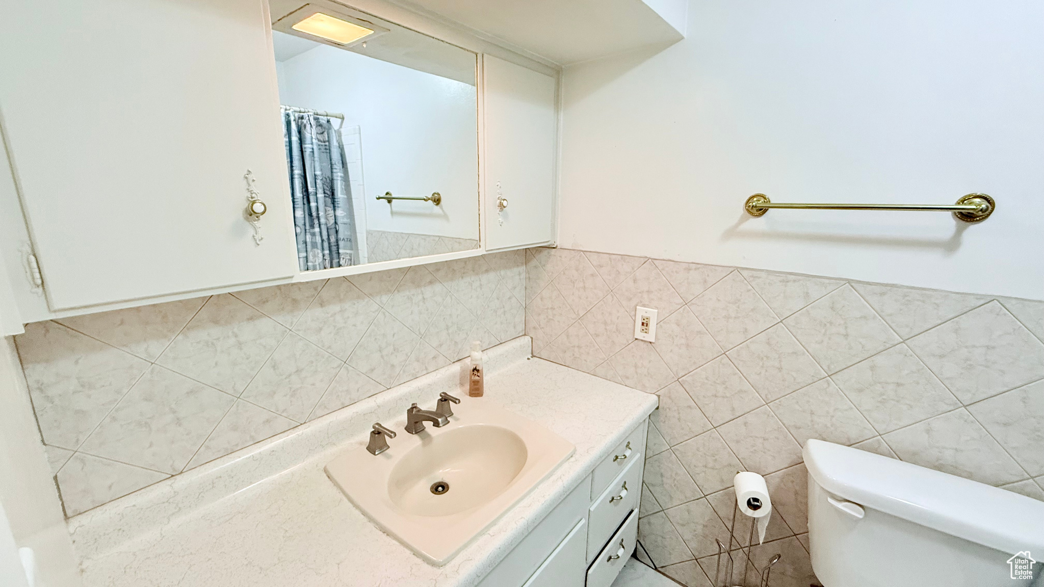 2nd view of bathroom