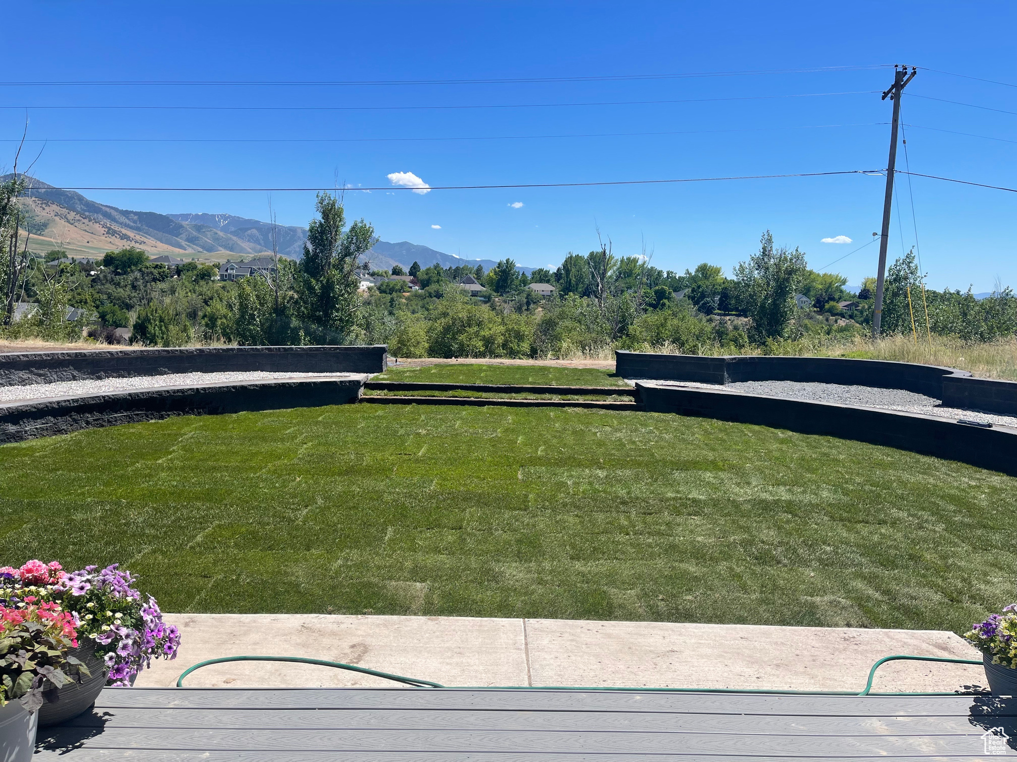 View of yard featuring a mountain view