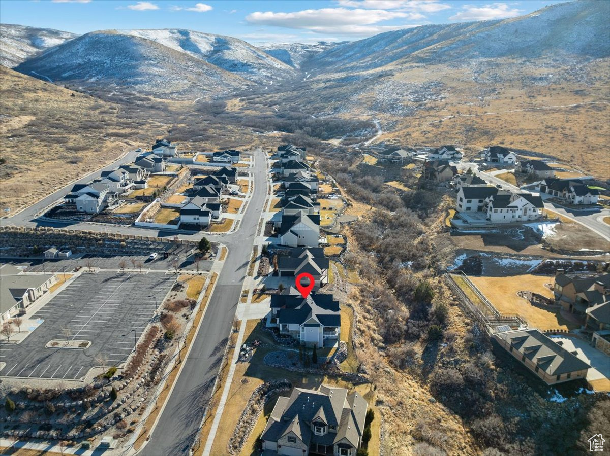 Birds eye view of property featuring a mountain view