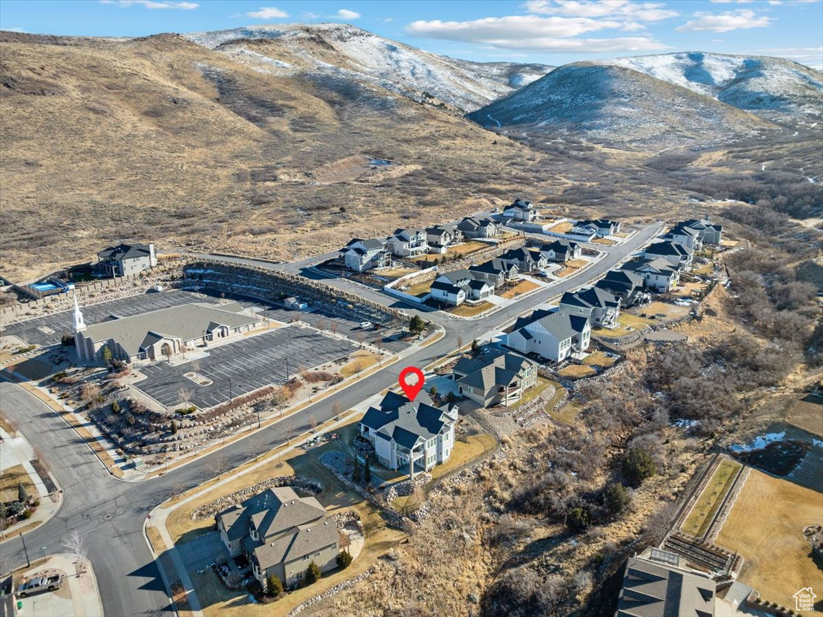 Bird's eye view with a mountain view