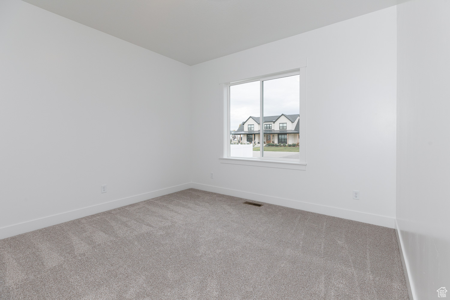 Unfurnished room featuring carpet