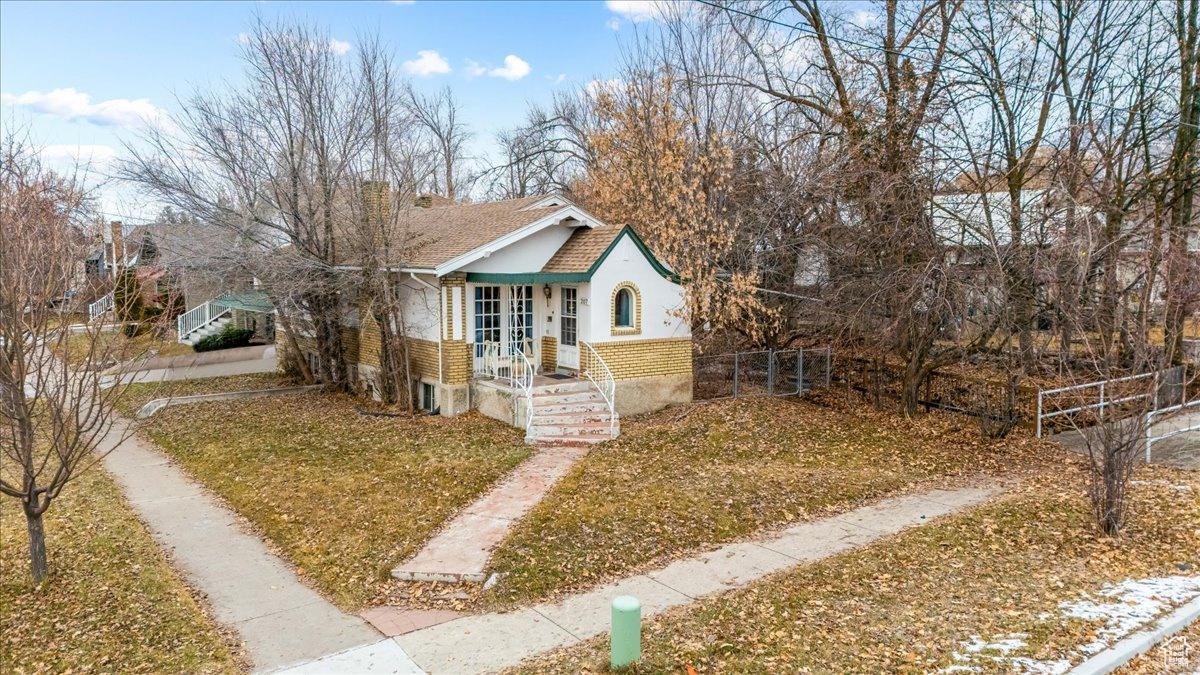 View of front of house featuring a front yard