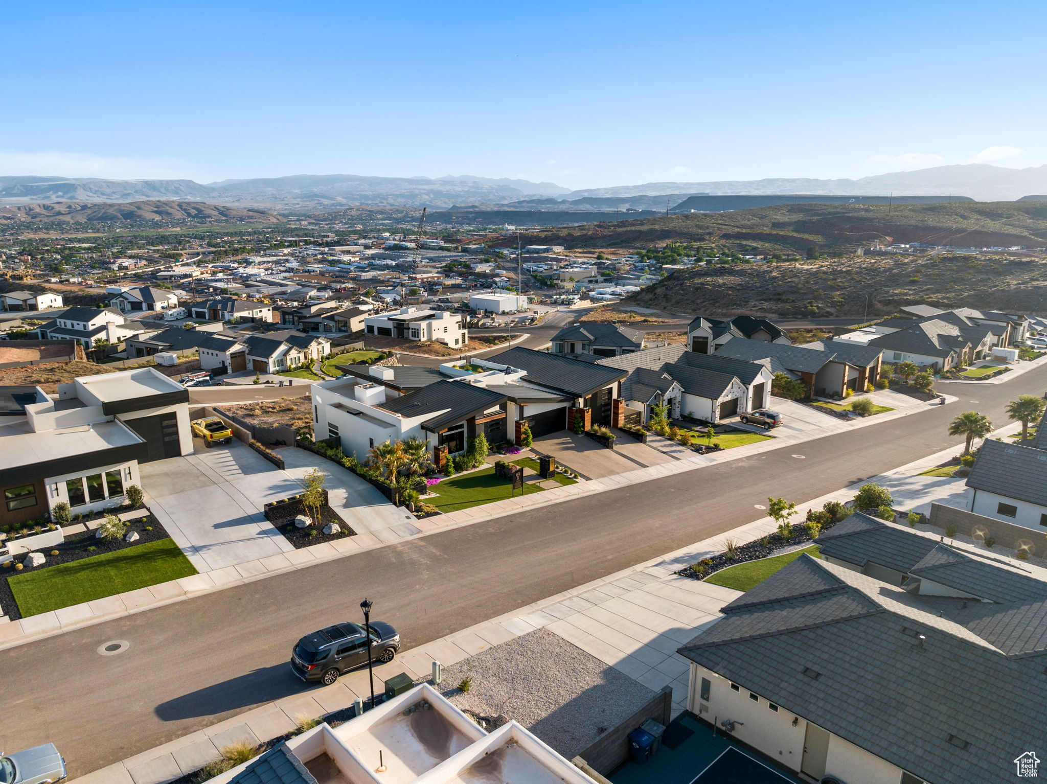 Drone / aerial view featuring a mountain view