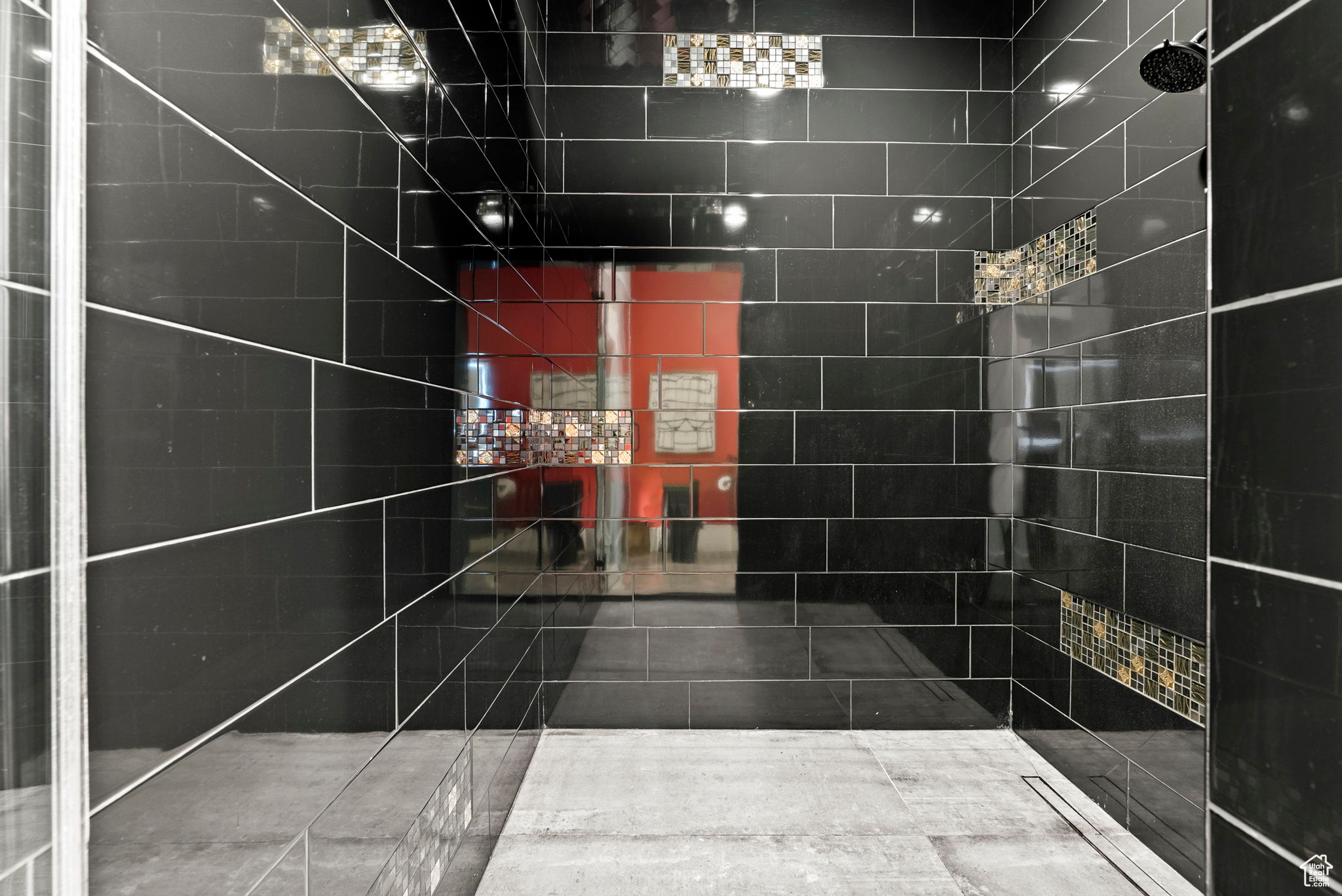 Bathroom featuring a tile shower