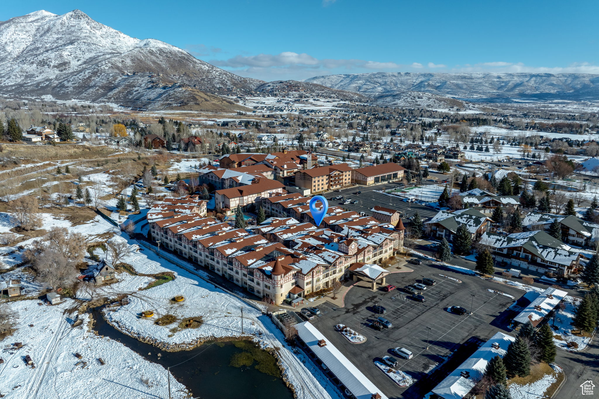 Snowy aerial view featuring a mountain view