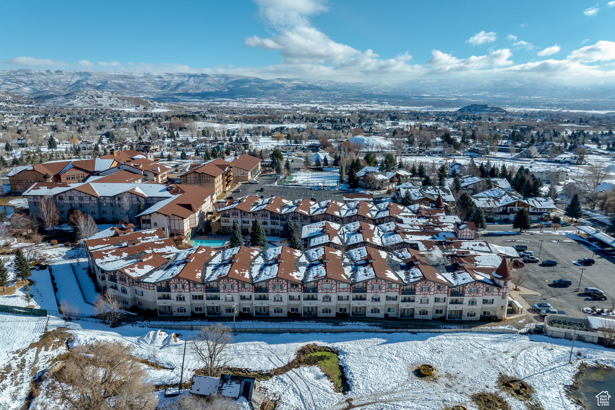 Snowy aerial view featuring a mountain view