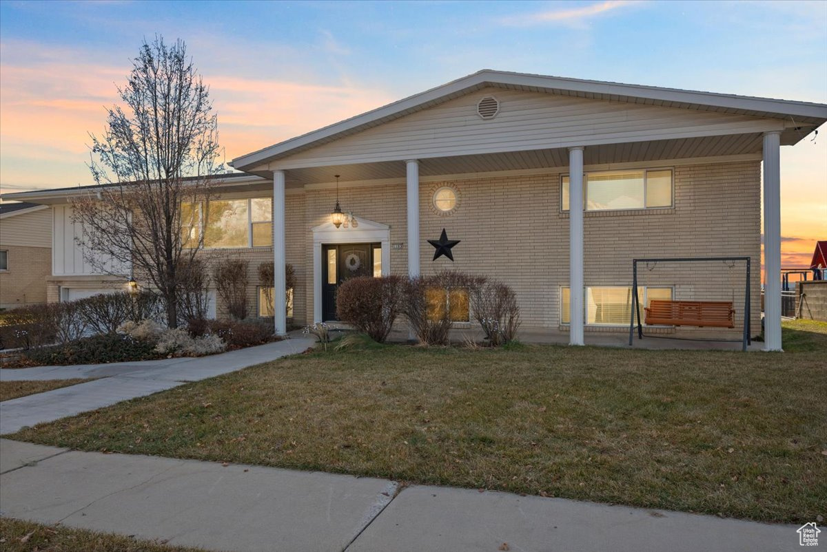 View of front facade featuring a lawn