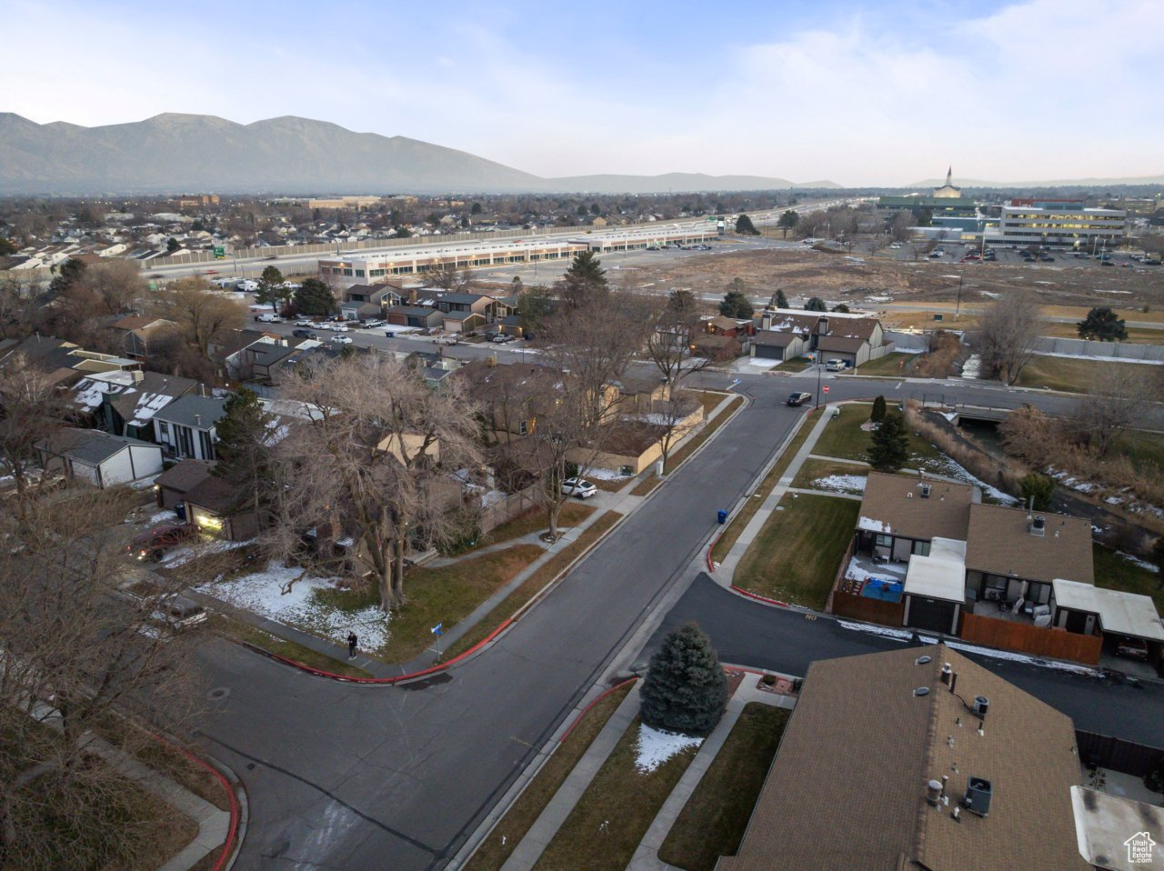 Birds eye view of property featuring a mountain view