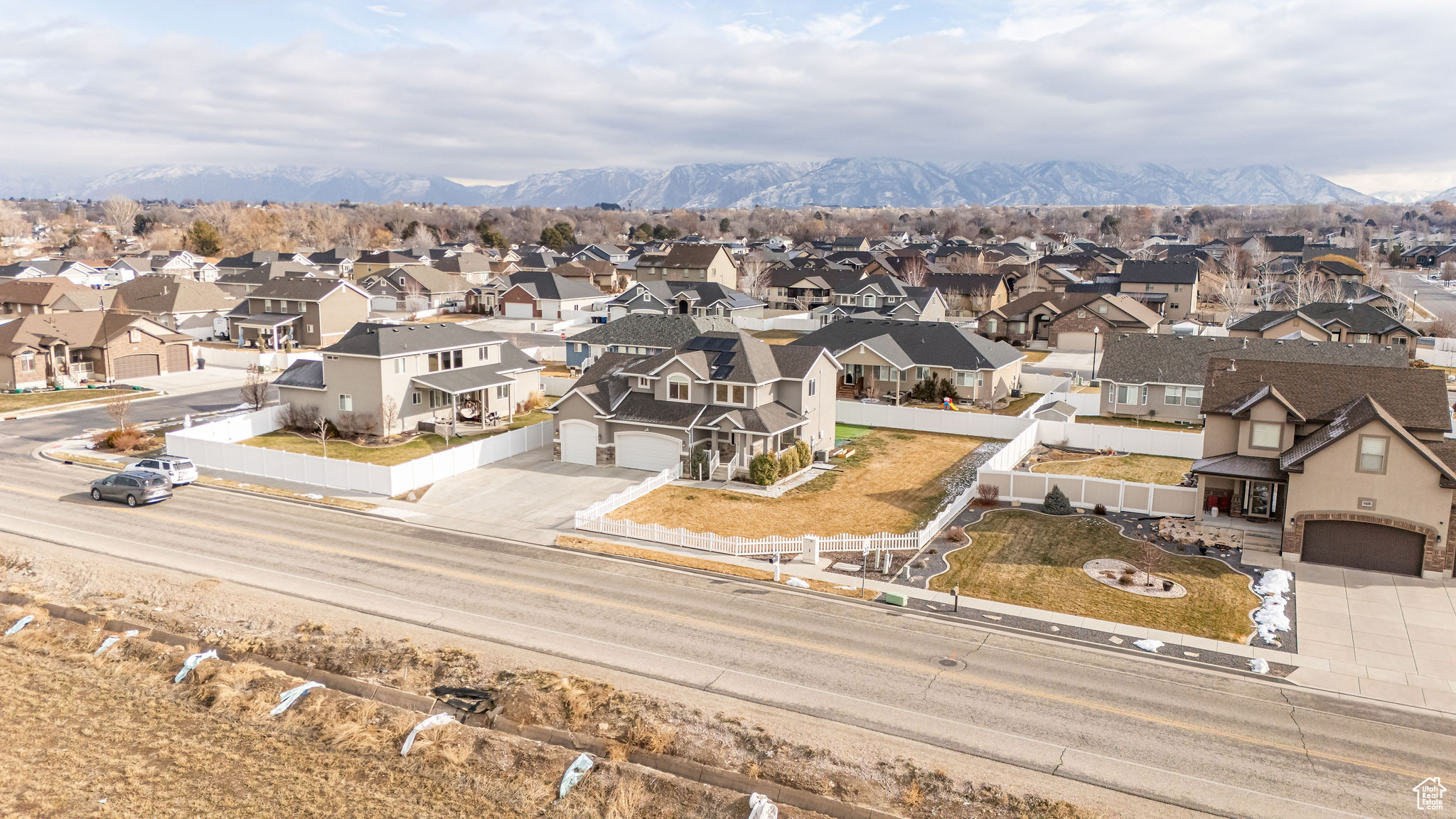 Birds eye view of property featuring a mountain view