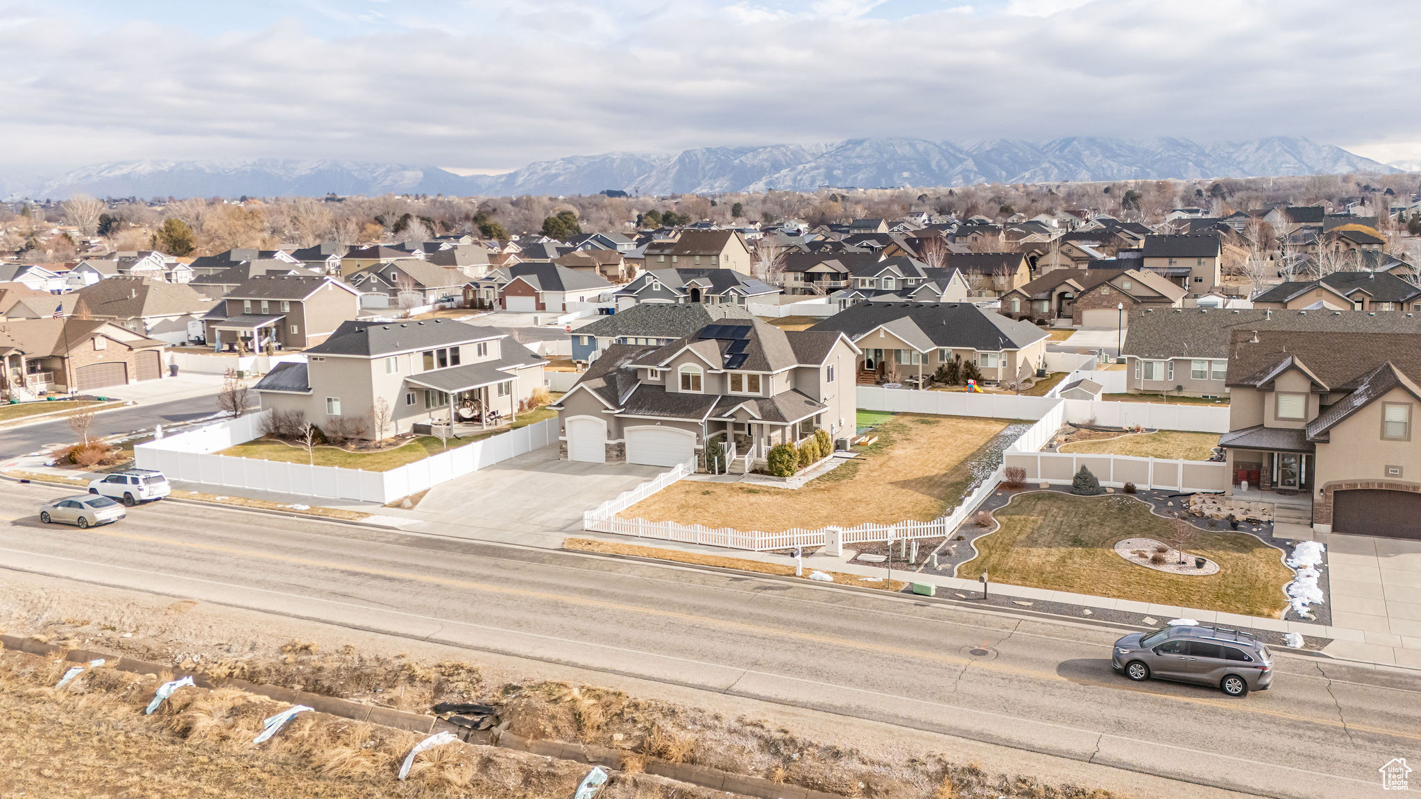 Drone / aerial view featuring a mountain view