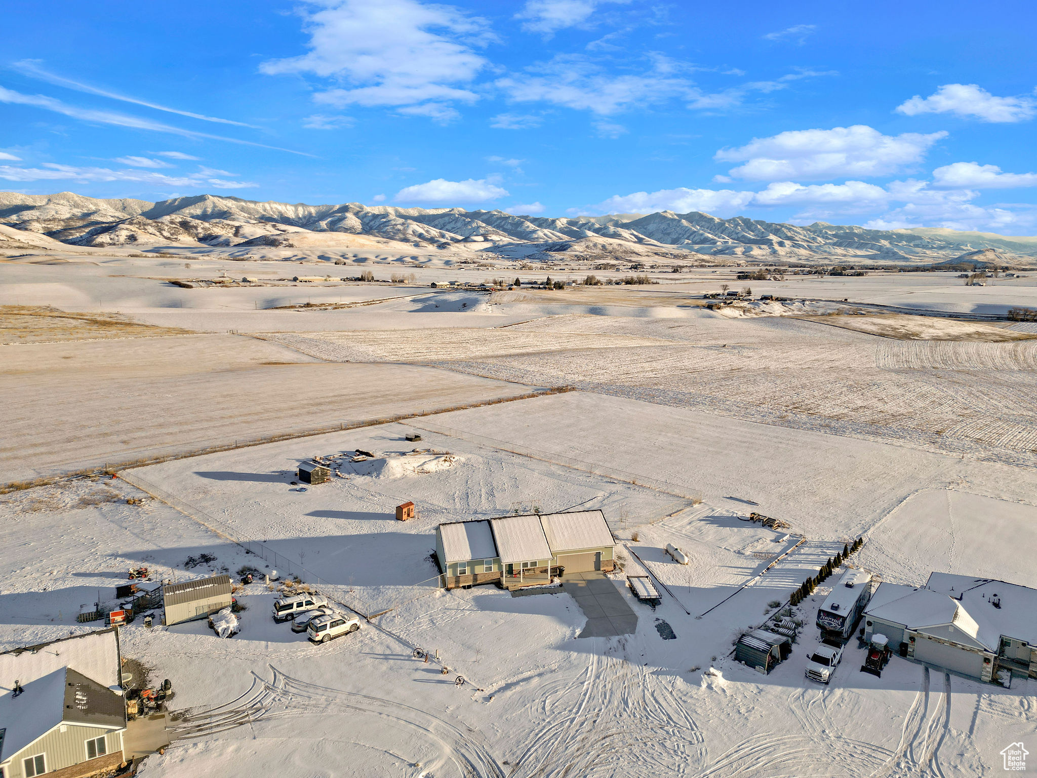 Aerial view with a mountain view