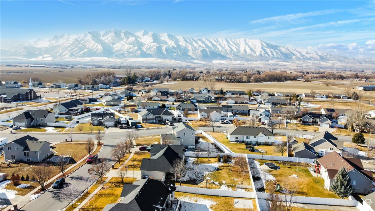 Drone / aerial view featuring a mountain view