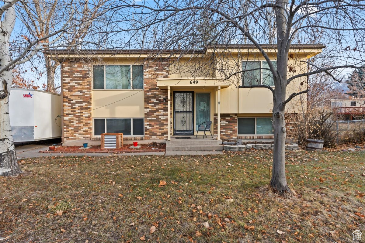 View of front of house featuring a front yard