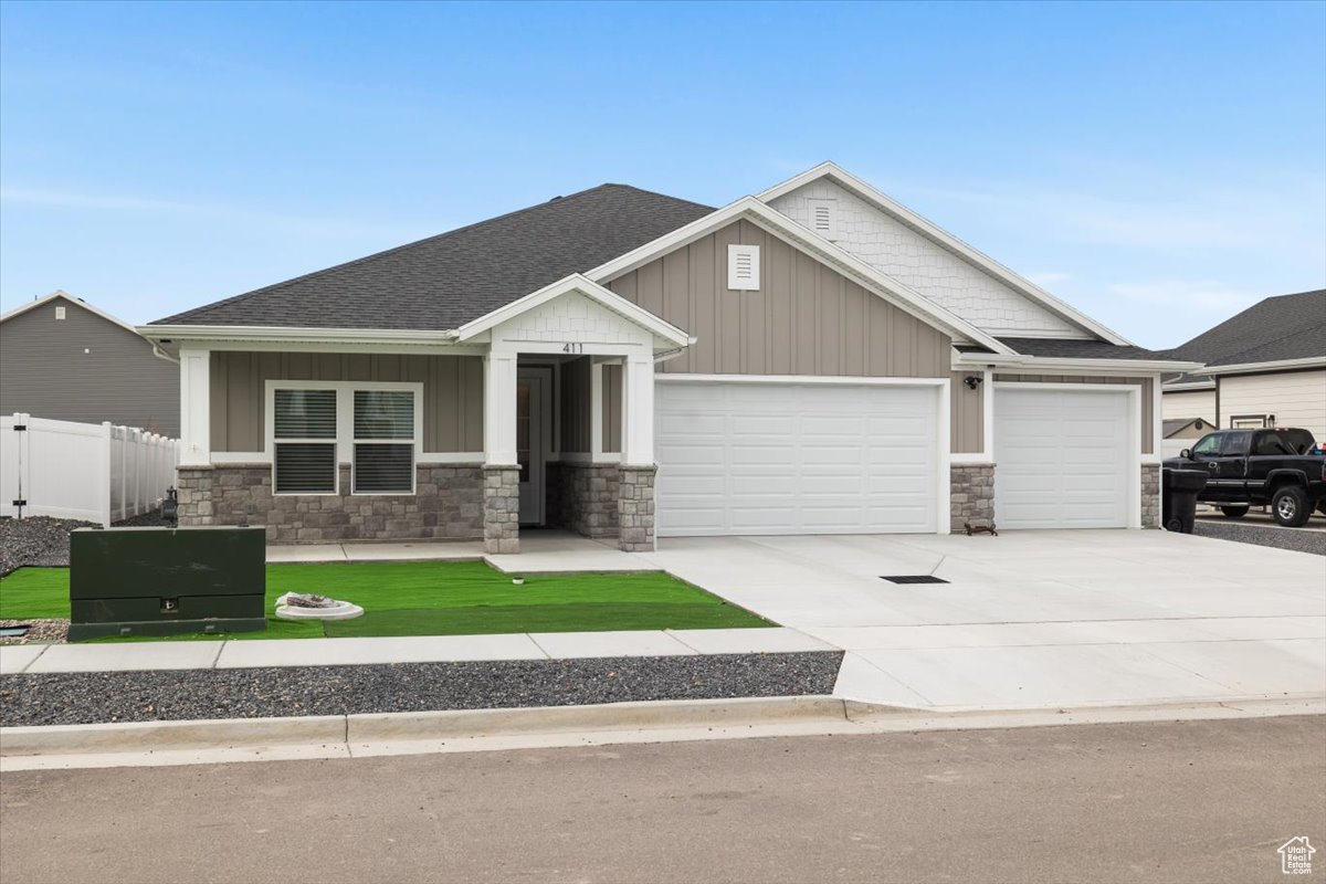 Craftsman house with a garage