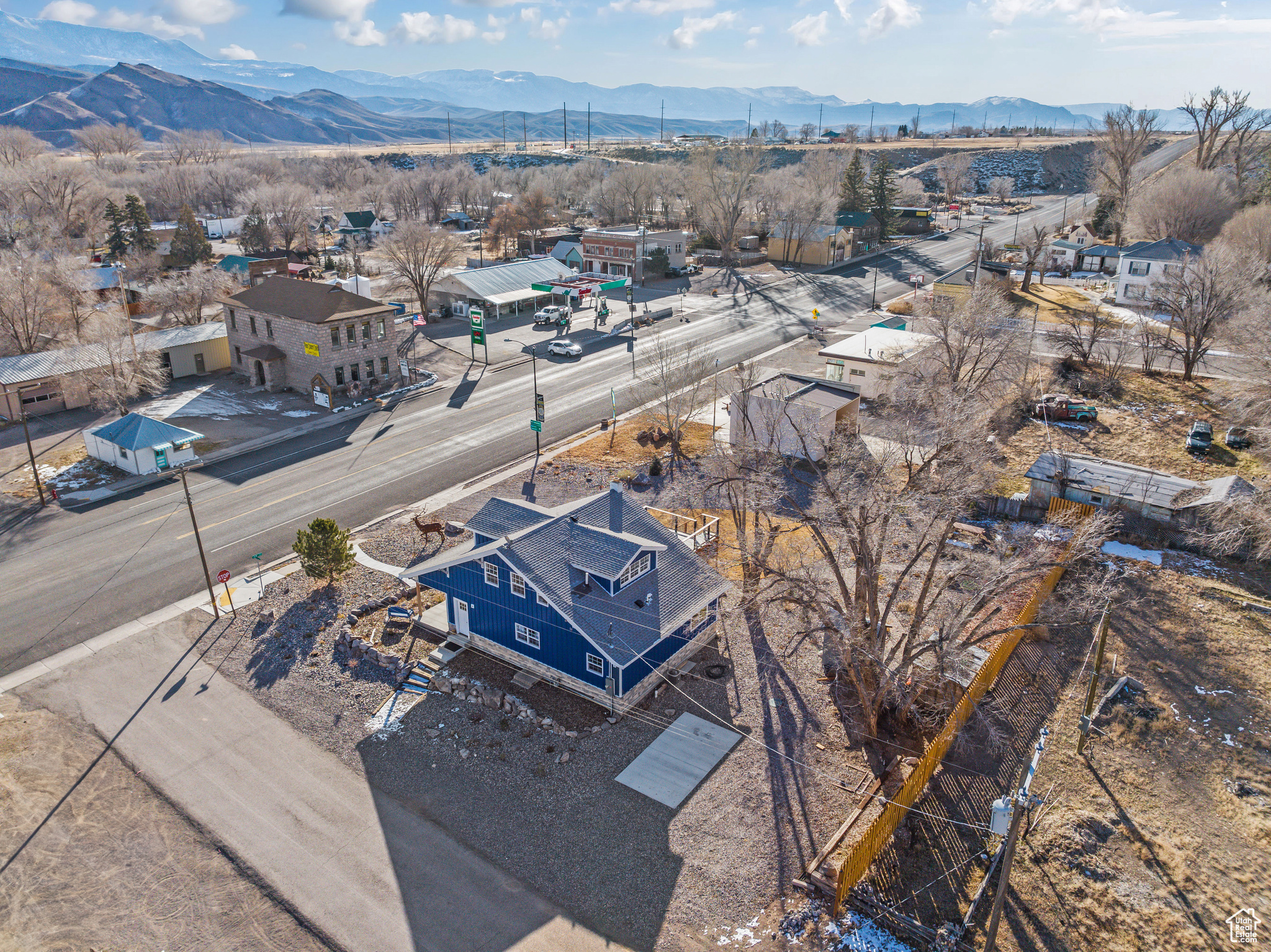 Bird's eye view with a mountain view