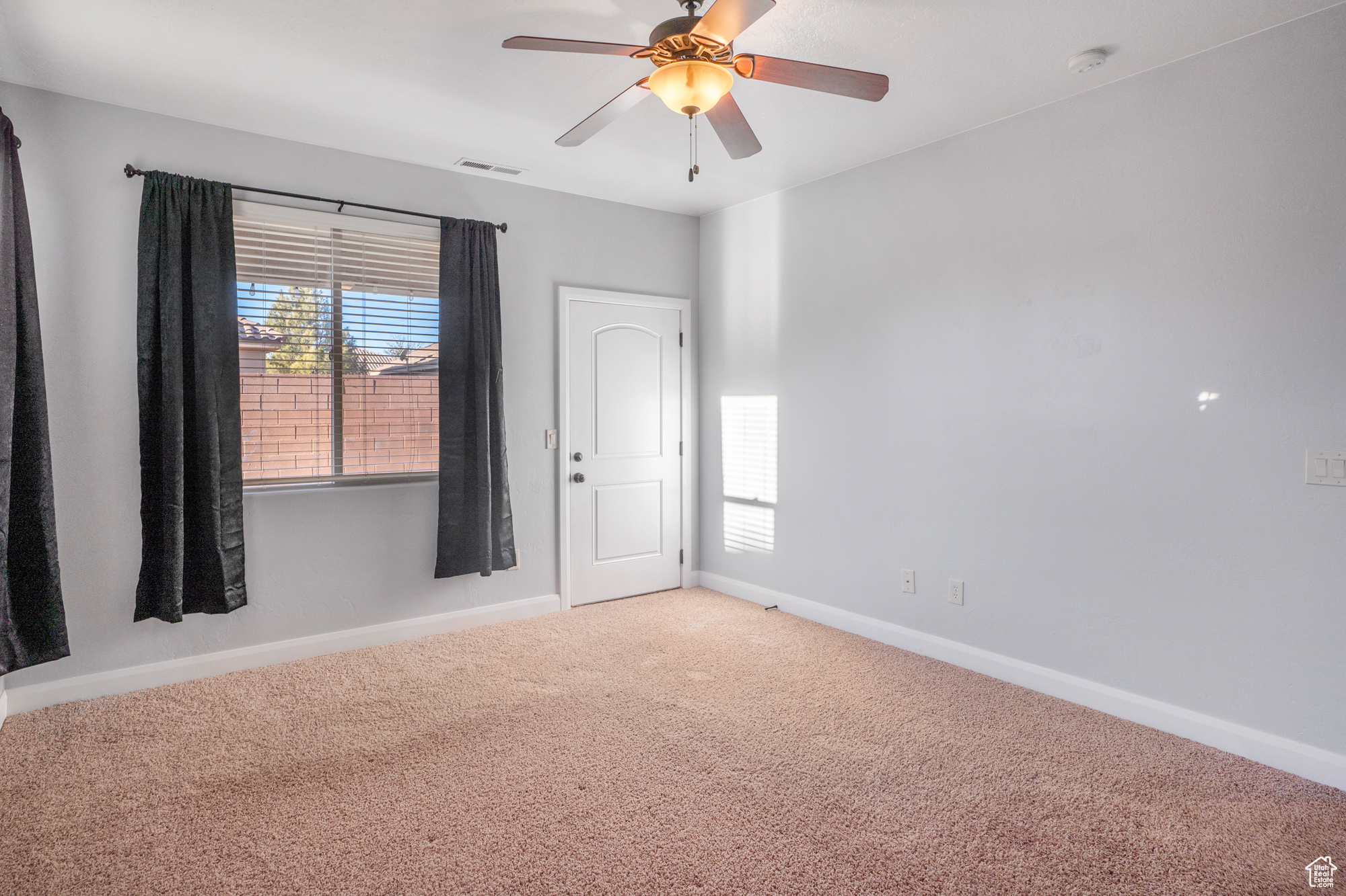 Unfurnished room with carpet and ceiling fan