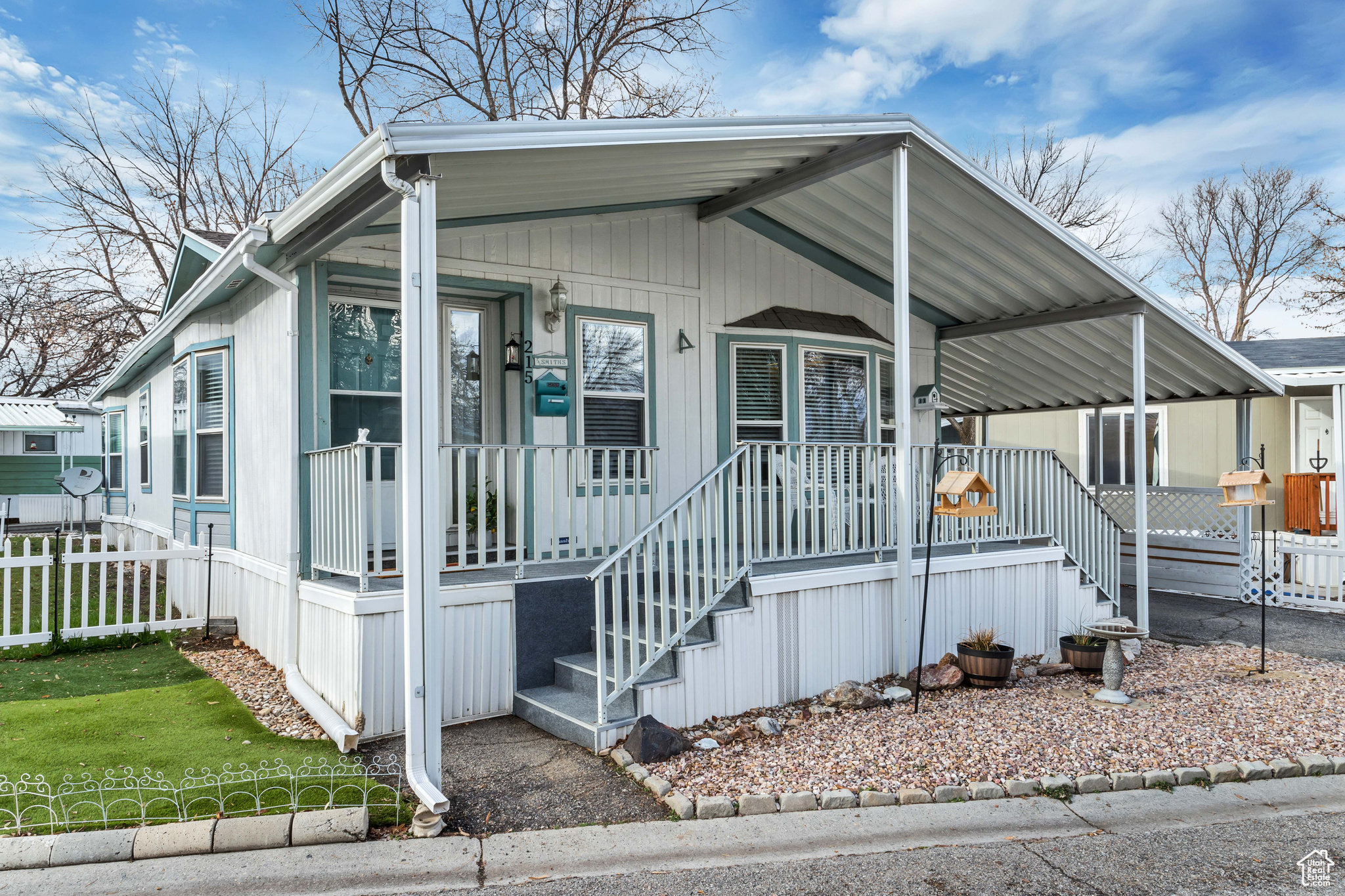 Manufactured / mobile home featuring a porch