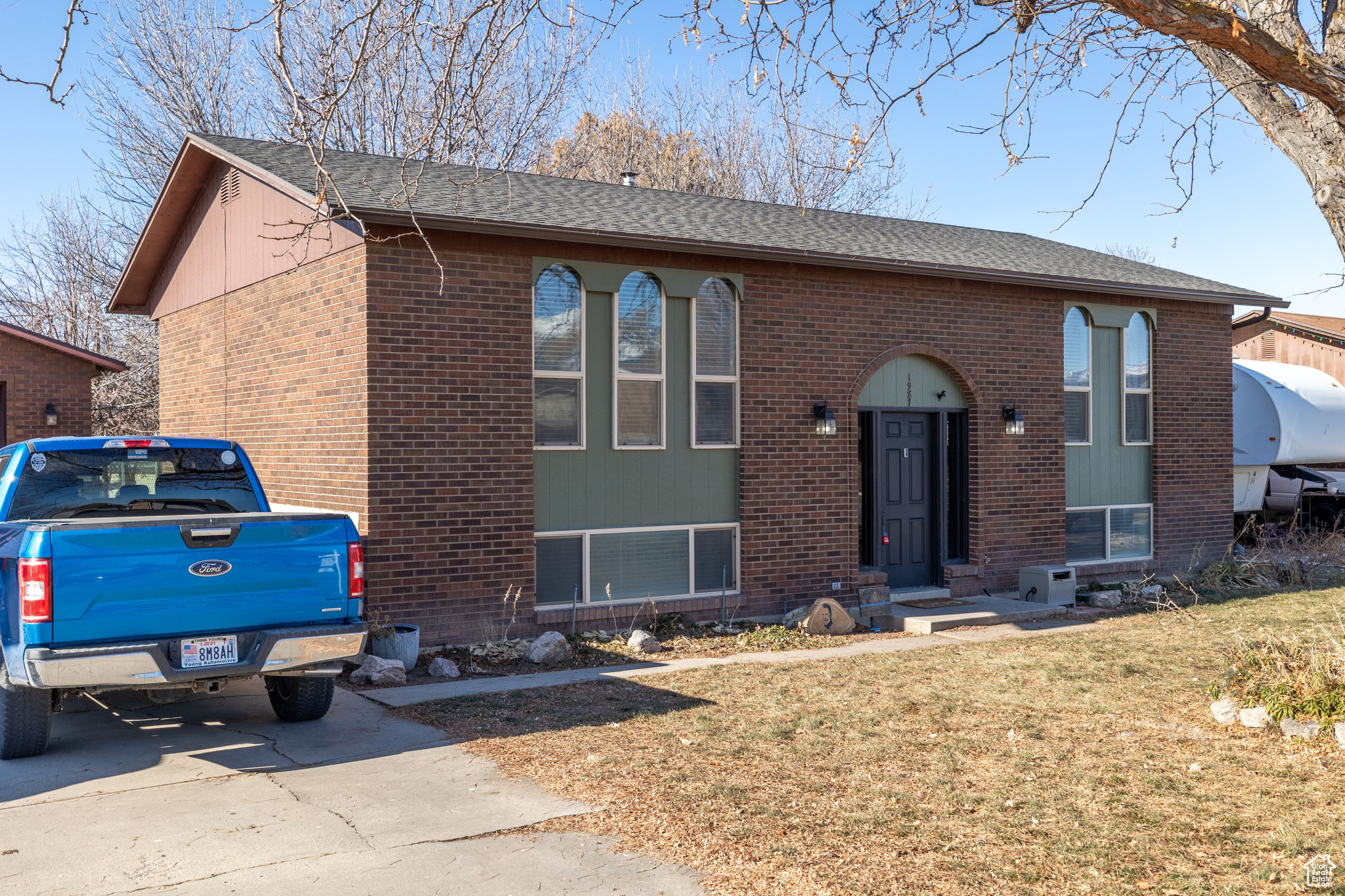 Raised ranch with a front yard