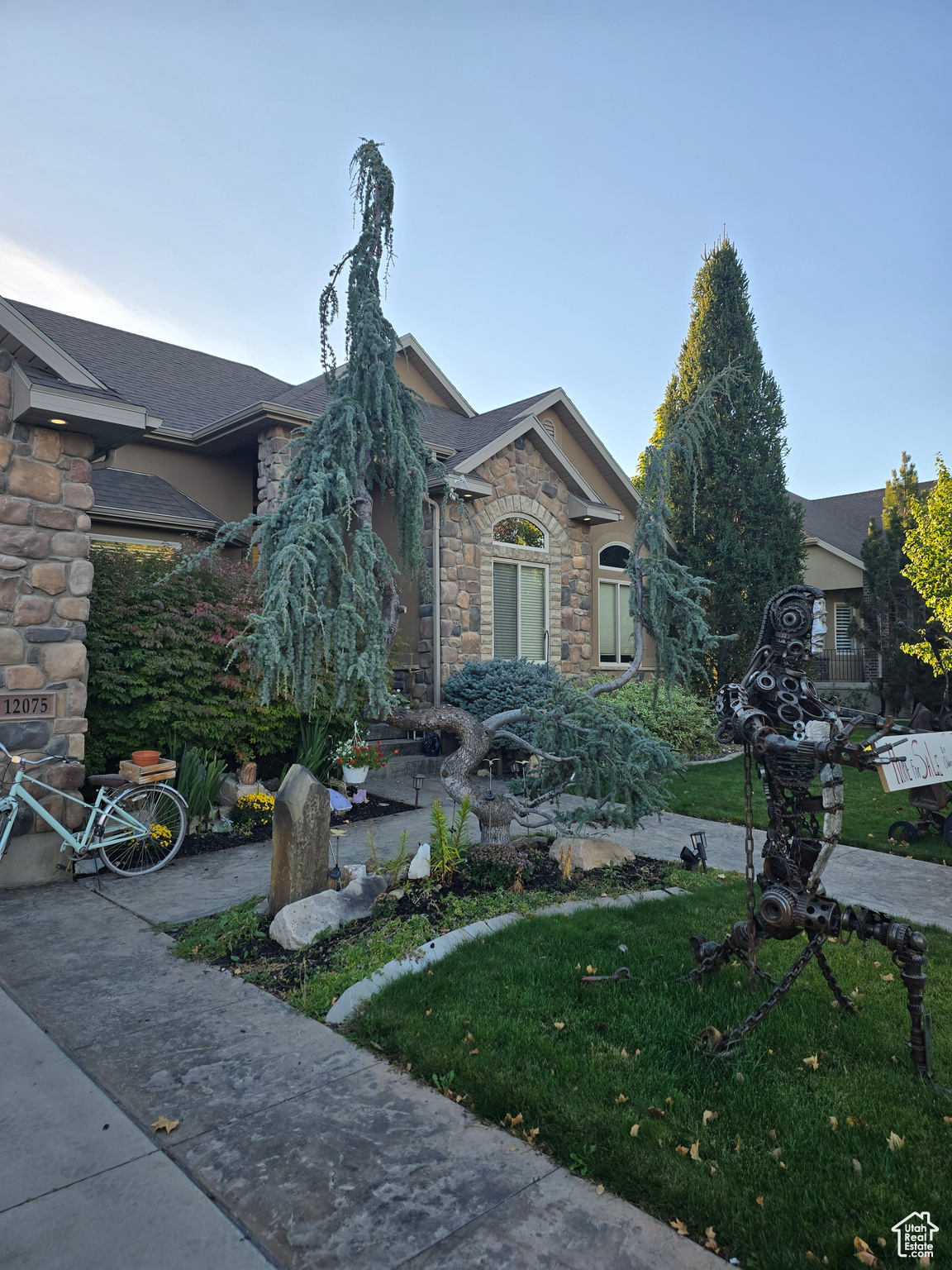 View of front of house with a front yard