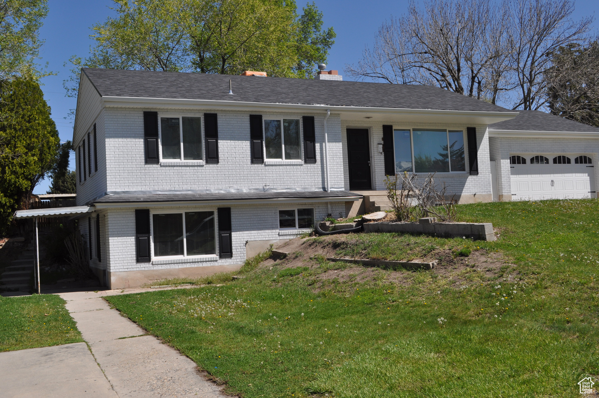 View of front facade with a garage and a front yard