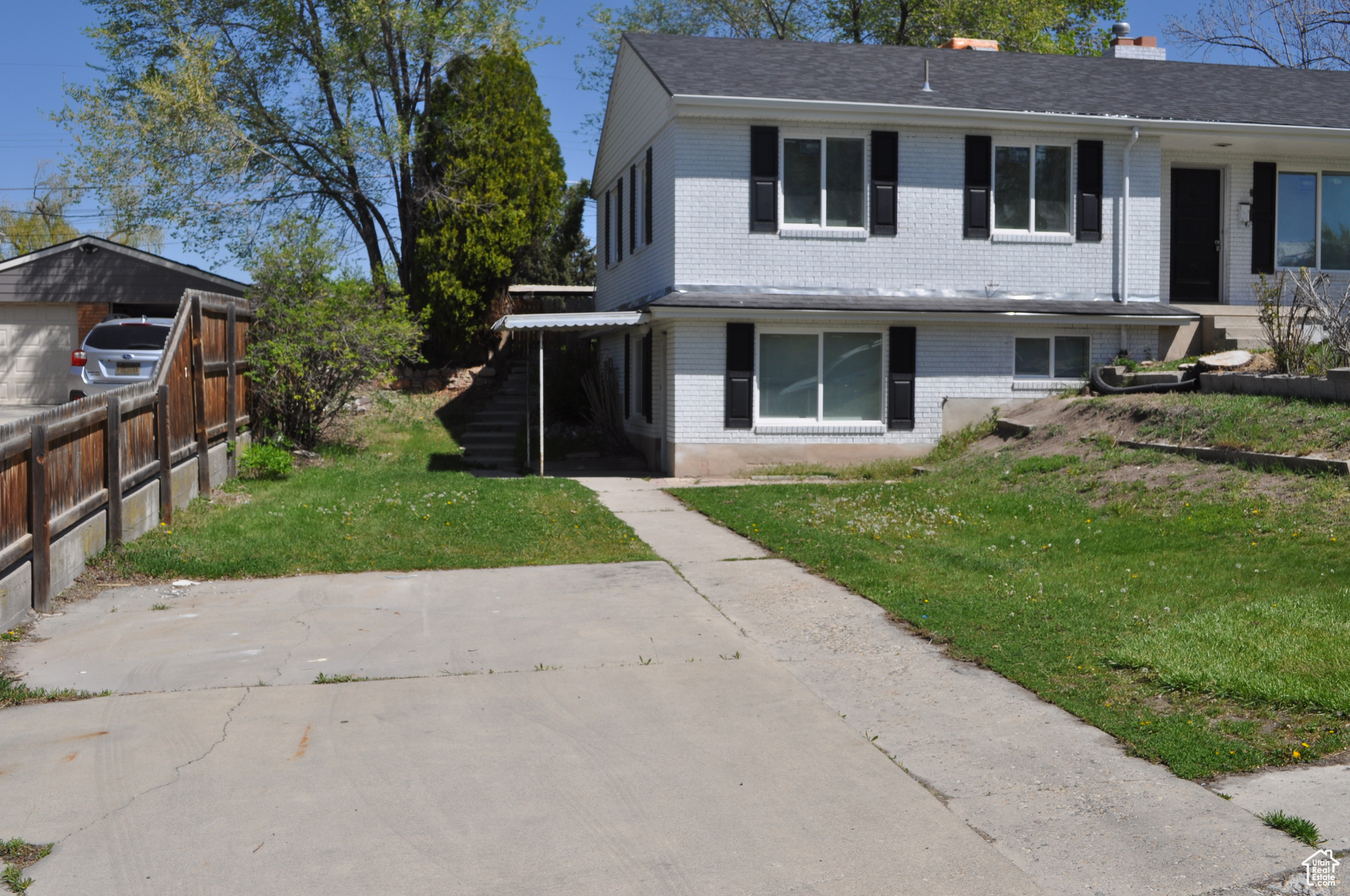 View of front facade featuring a front lawn