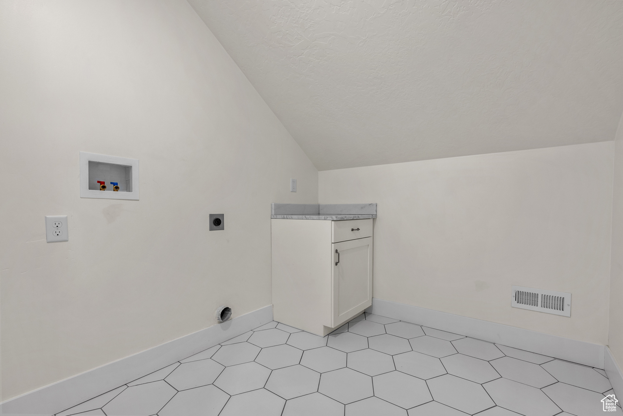 Washroom featuring cabinets, electric dryer hookup, and washer hookup