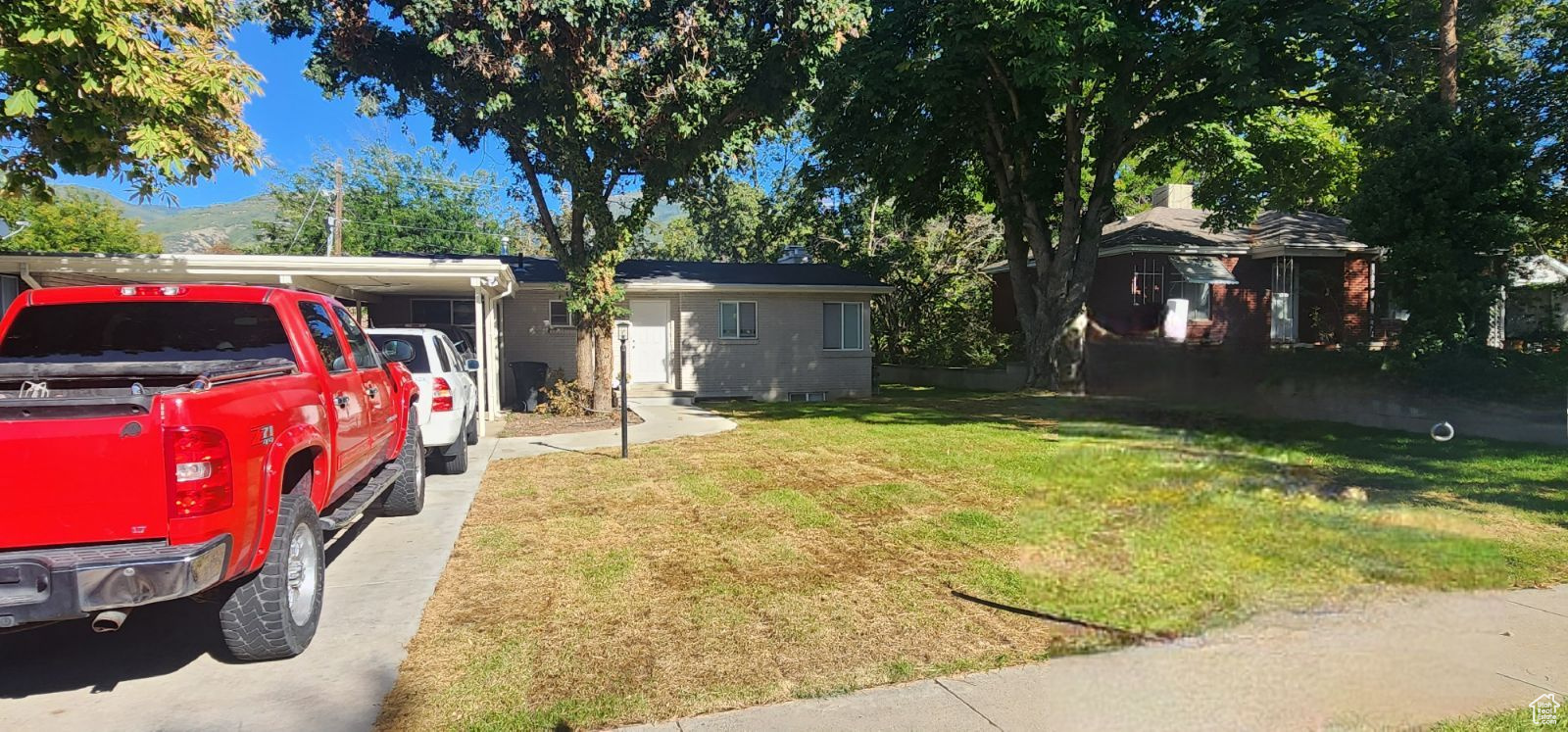 Ranch-style house featuring a front lawn