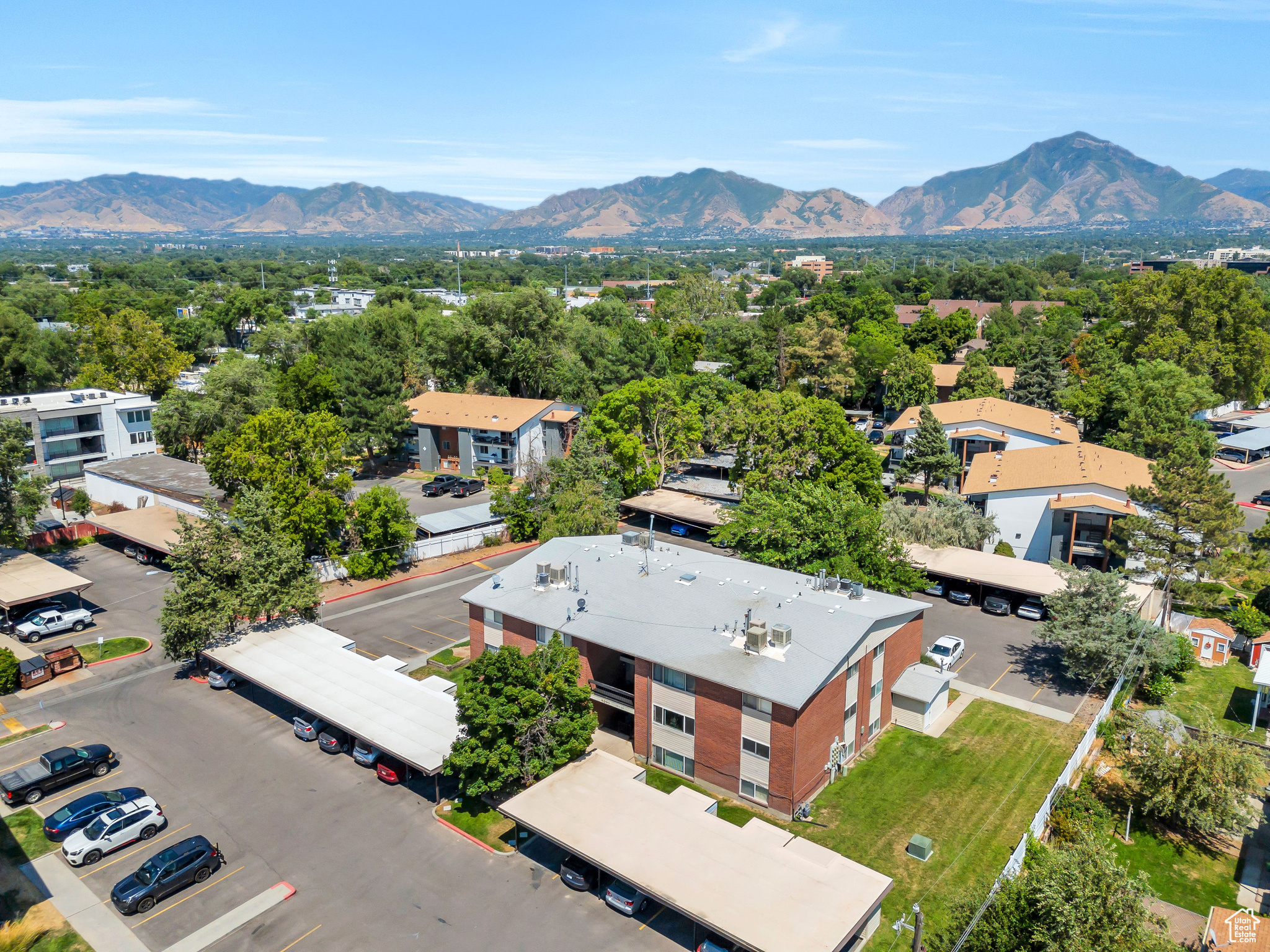 Aerial view with a mountain view